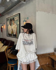 WARDEN EDGE T-shirt en coton à imprimé graphique plaque d'immatriculation oversize