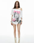 IAMXIAA T-shirt oversize blanc à épaules dénudées avec imprimé graphique