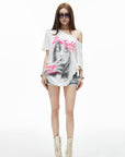 IAMXIAA T-shirt oversize blanc à épaules dénudées avec imprimé graphique