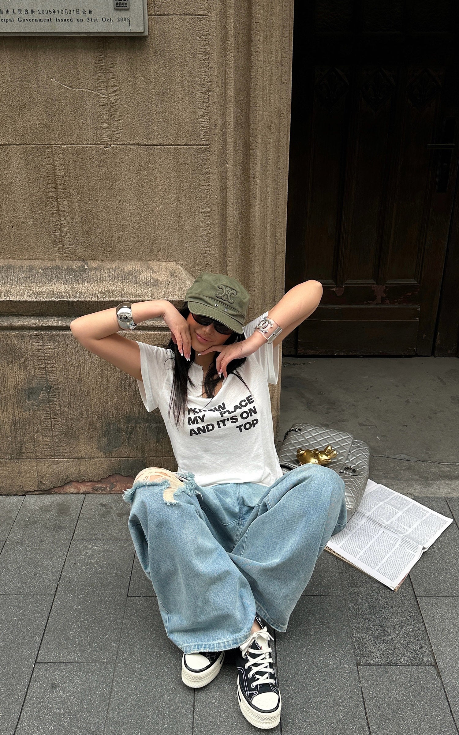WARDEN EDGE T-shirt à col en V avec slogan