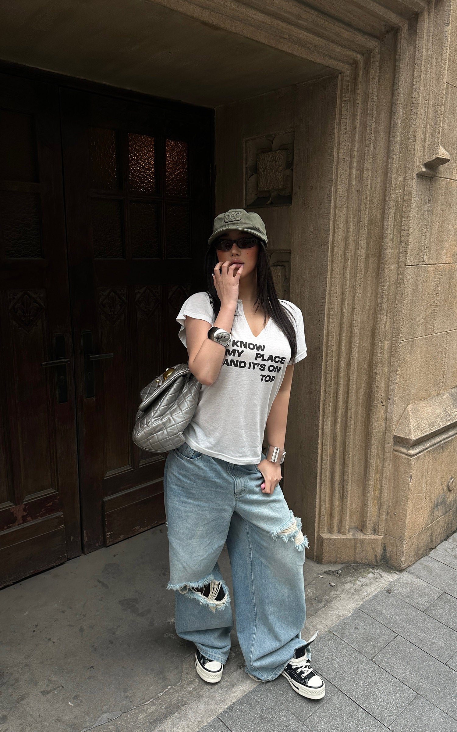 WARDEN EDGE T-shirt à col en V avec slogan