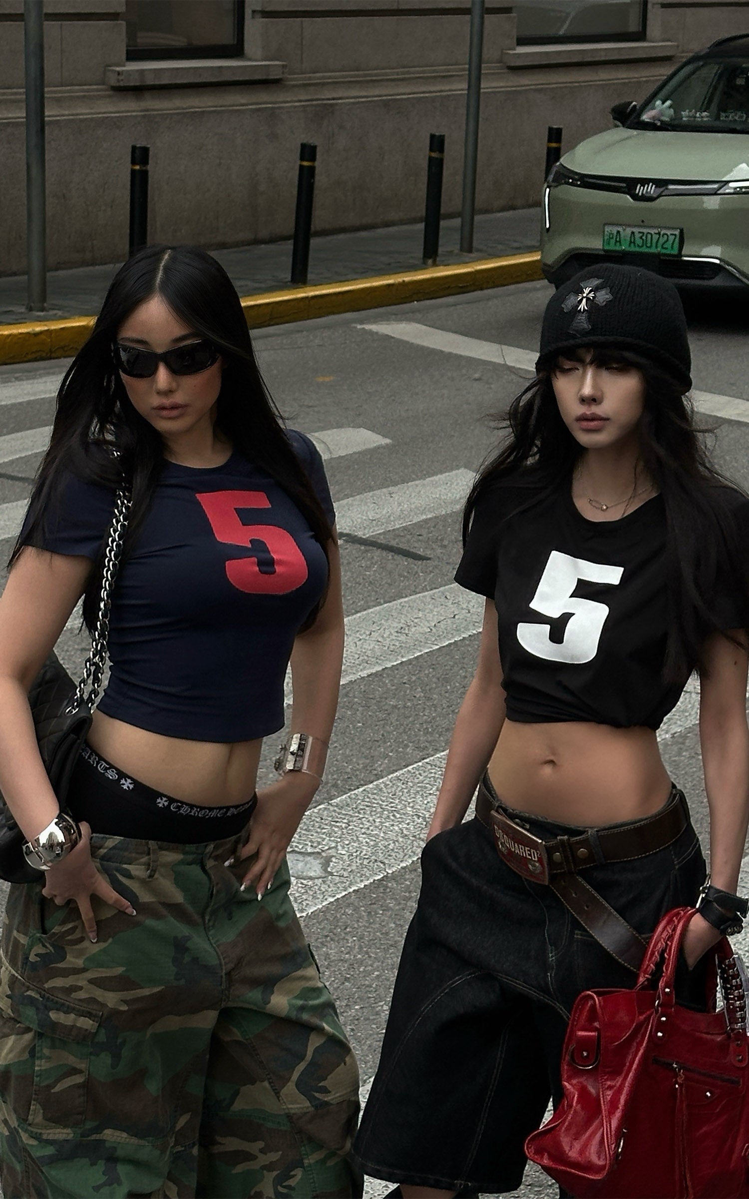 WARDEN EDGE グラフィック「5」クロップドTシャツ