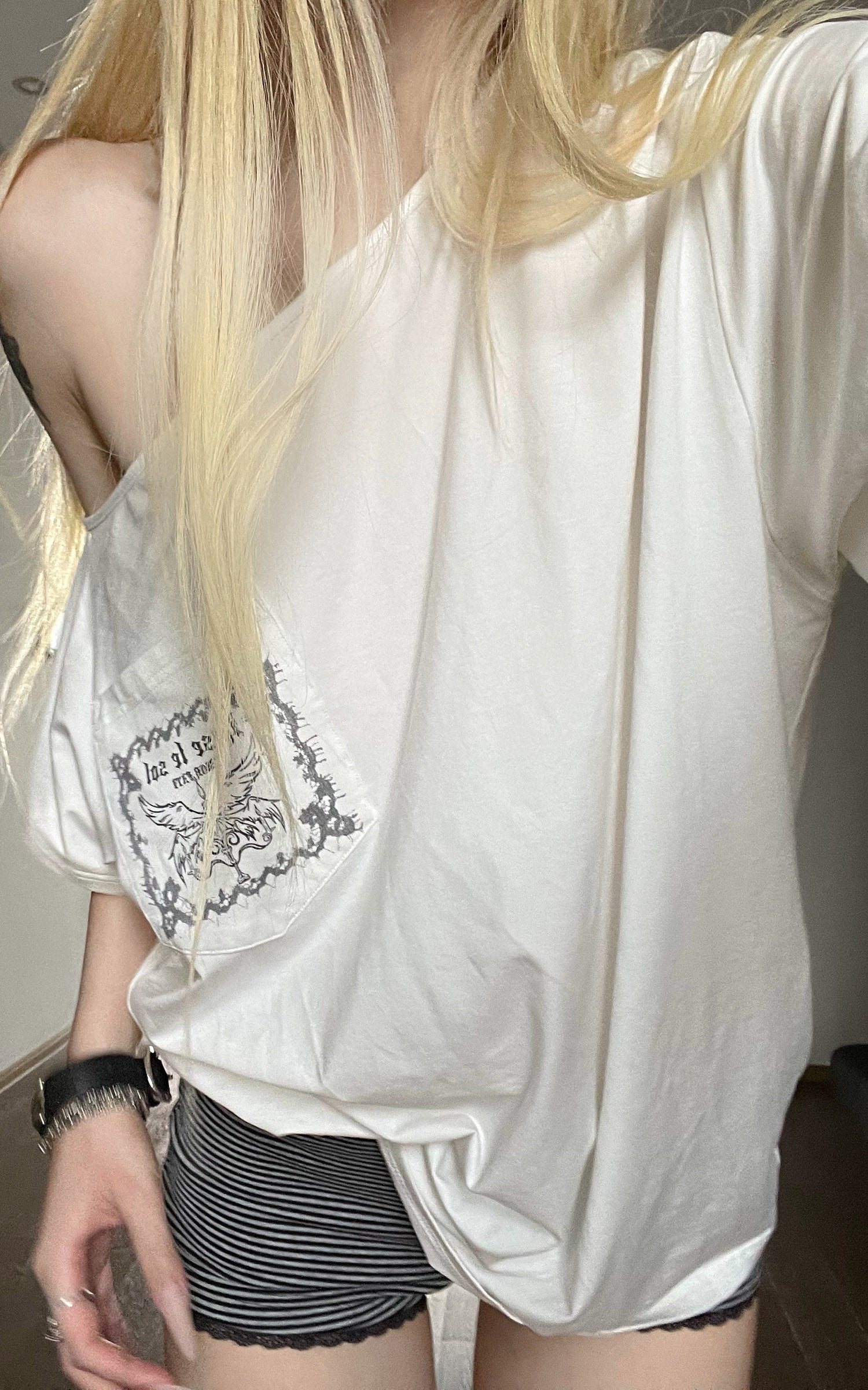 Rase le sol T-shirt graphique à épaules dénudées &amp; Ensemble tricoté rayé Short