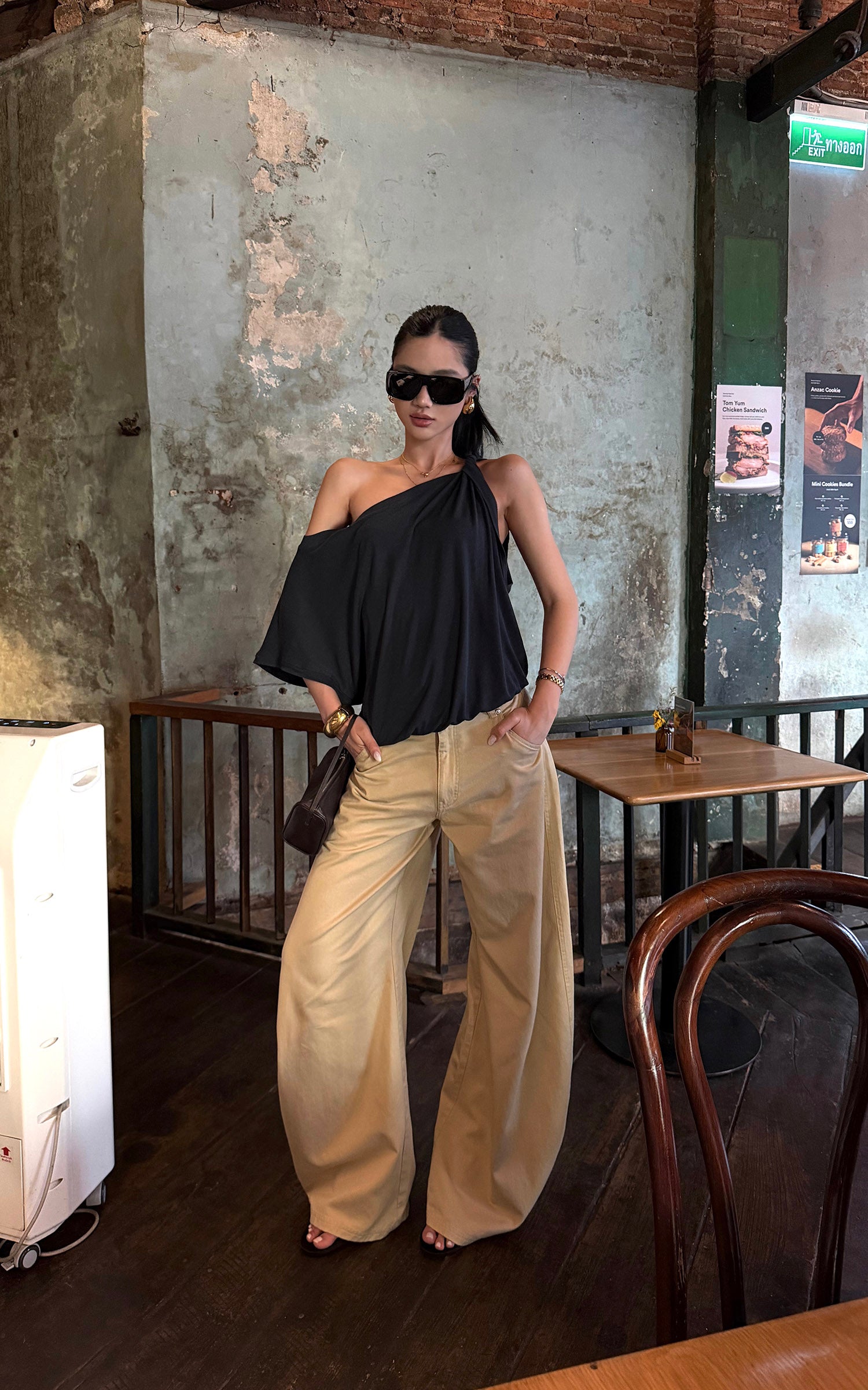 ROVENTE 비대칭 드레이프 원숄더 탑