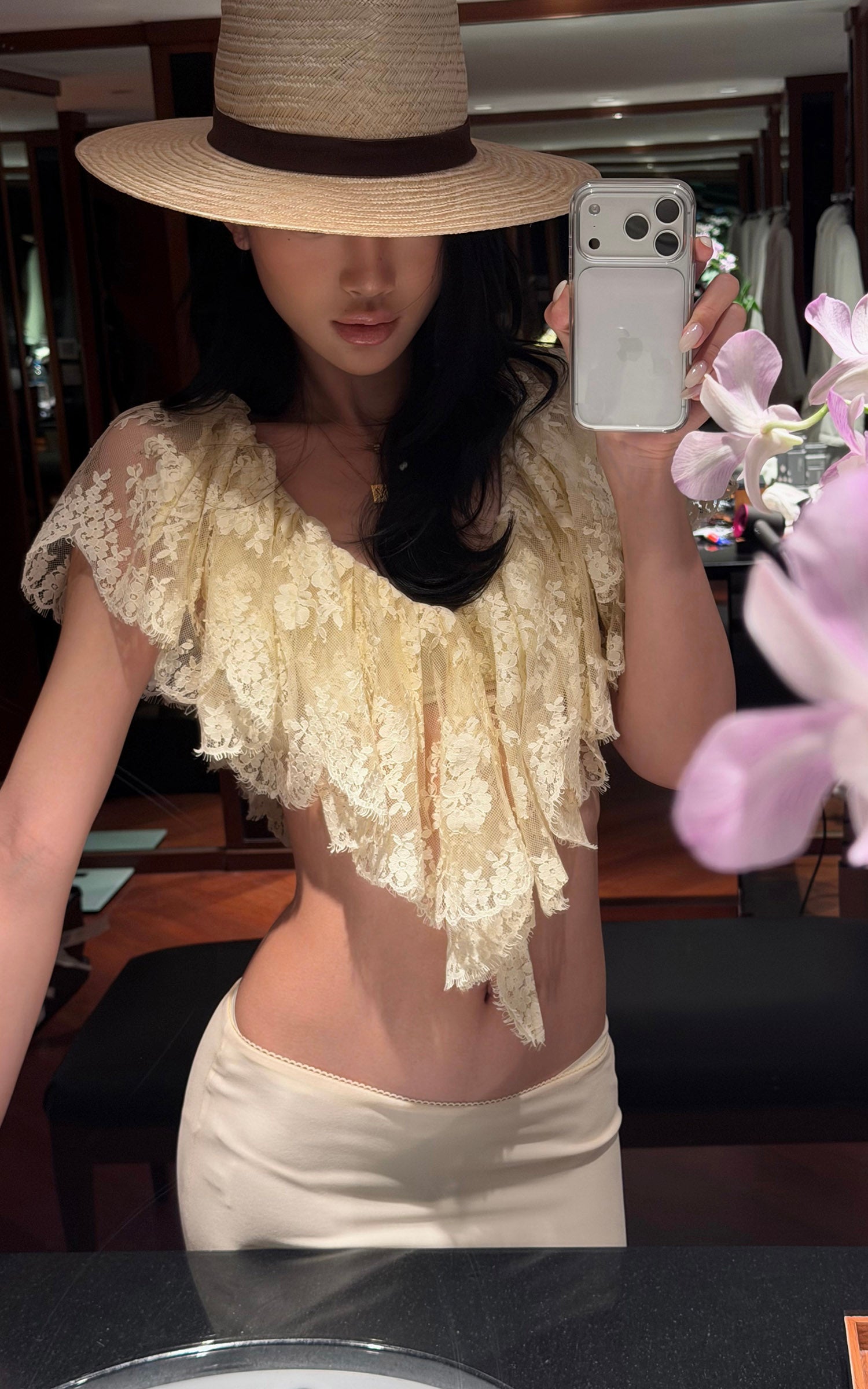 ROVENTE Haut court en dentelle crème drapé &amp; Ensemble jupe longue en soie