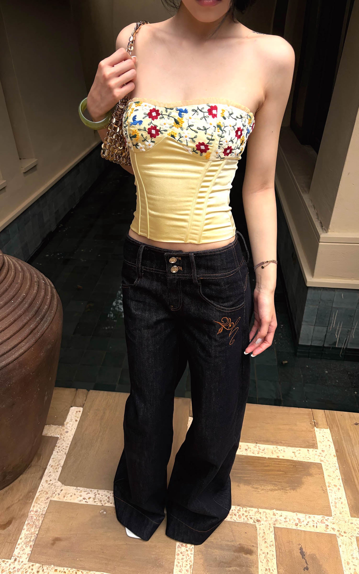 Hydrae Pantalon en jean large taille basse brodé