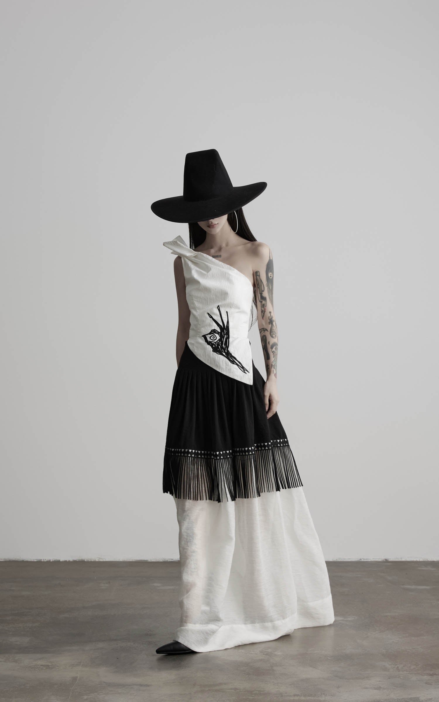 DOINDULGE One Shoulder Asymmetric Embroidered Top