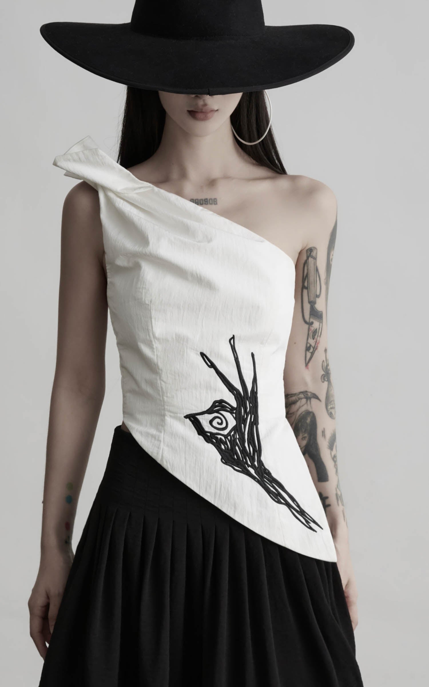 DOINDULGE One Shoulder Asymmetric Embroidered Top