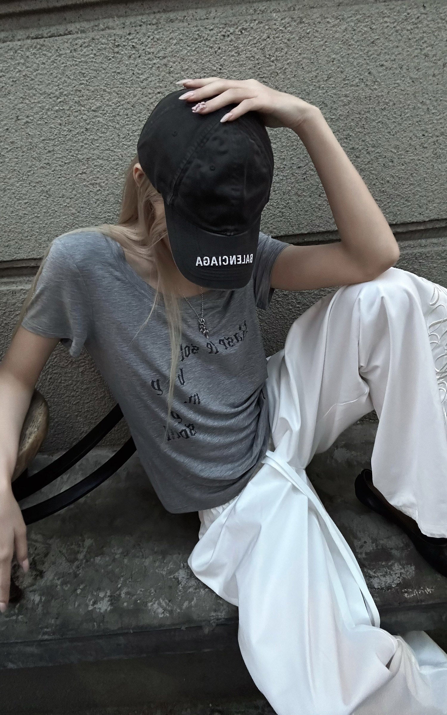 Rase le sol 워시드 고딕 로고 스쿱넥 티셔츠