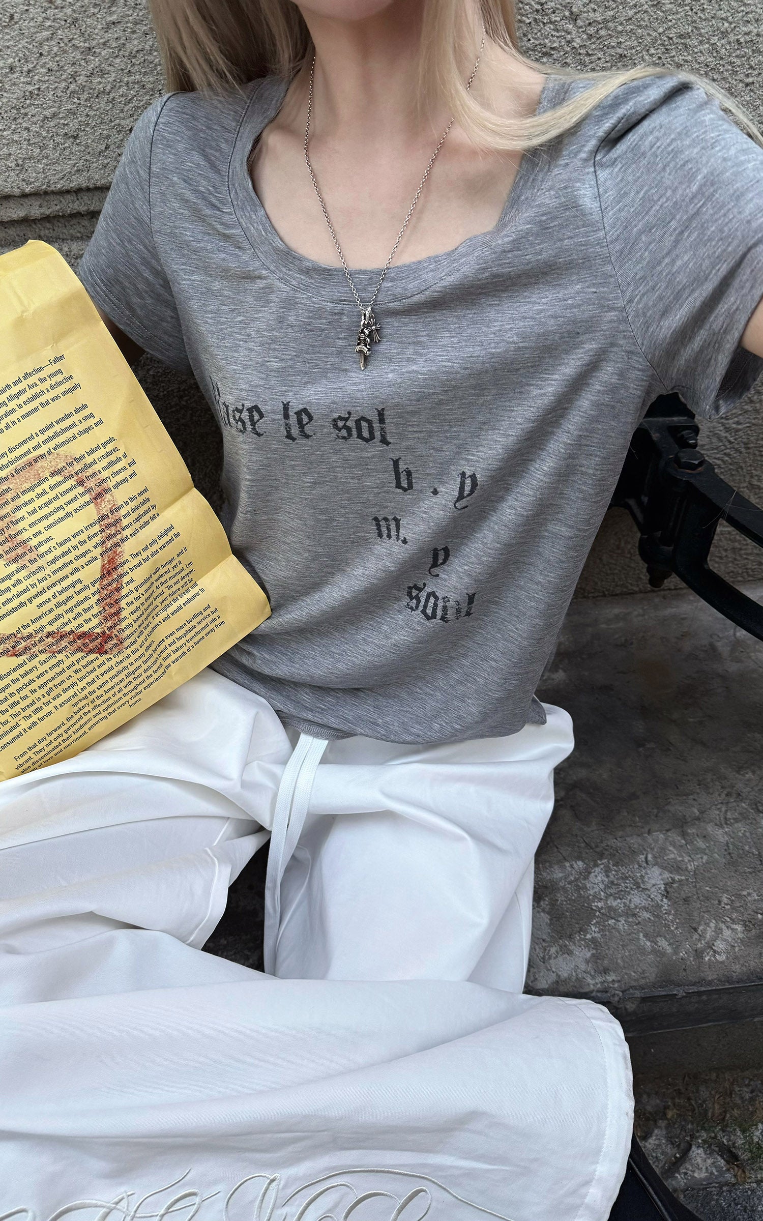 Rase le sol 워시드 고딕 로고 스쿱넥 티셔츠