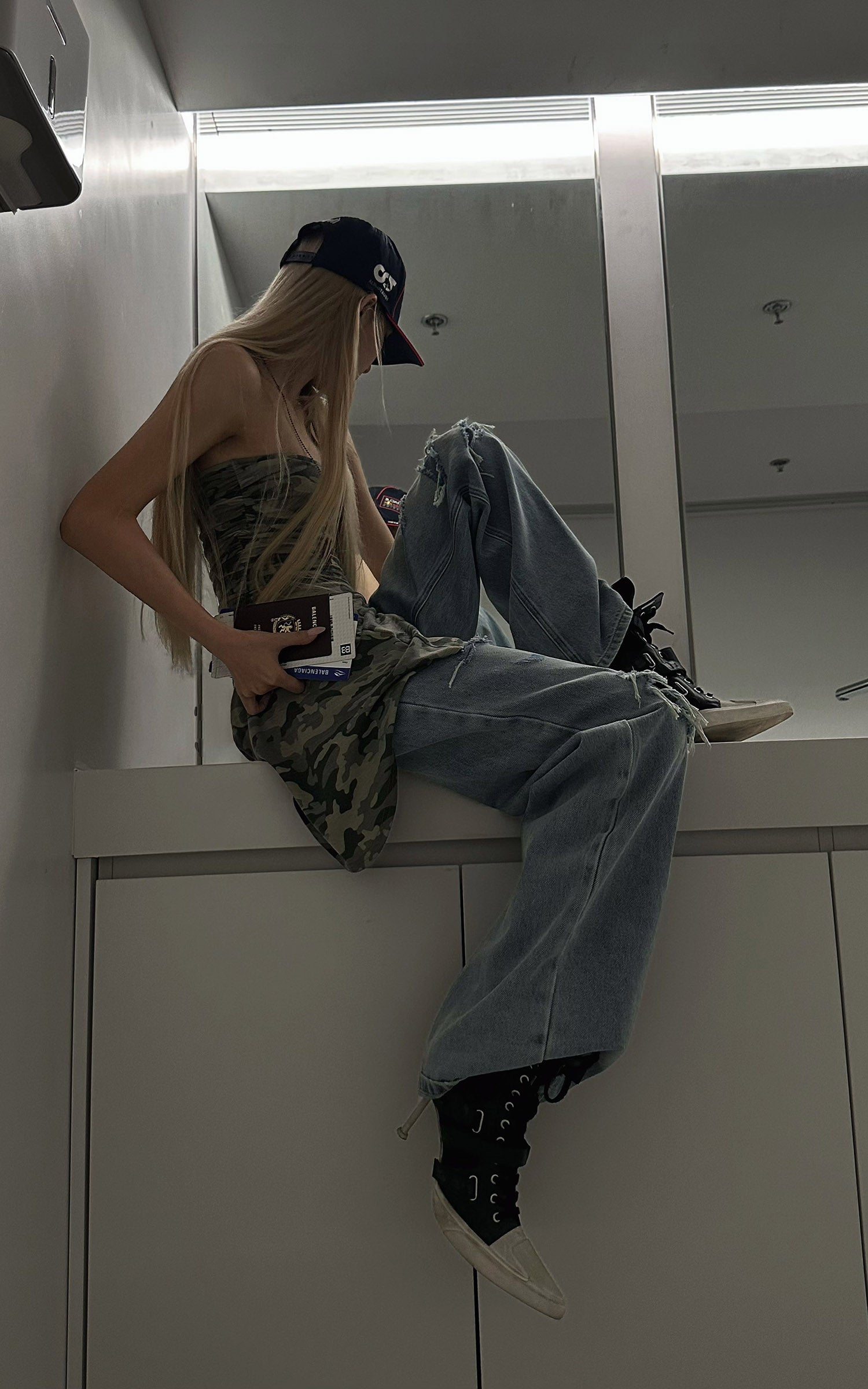 Rase le sol Distressed Washed Wide-Leg Jeans