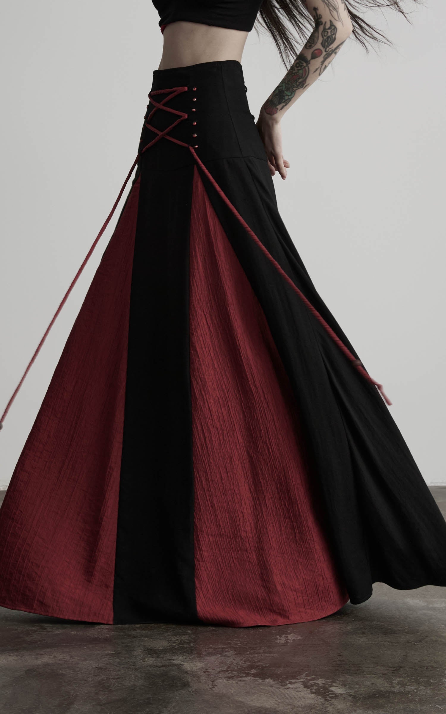 DOINDULGE Gothic Lace-Up Maxi Skirt
