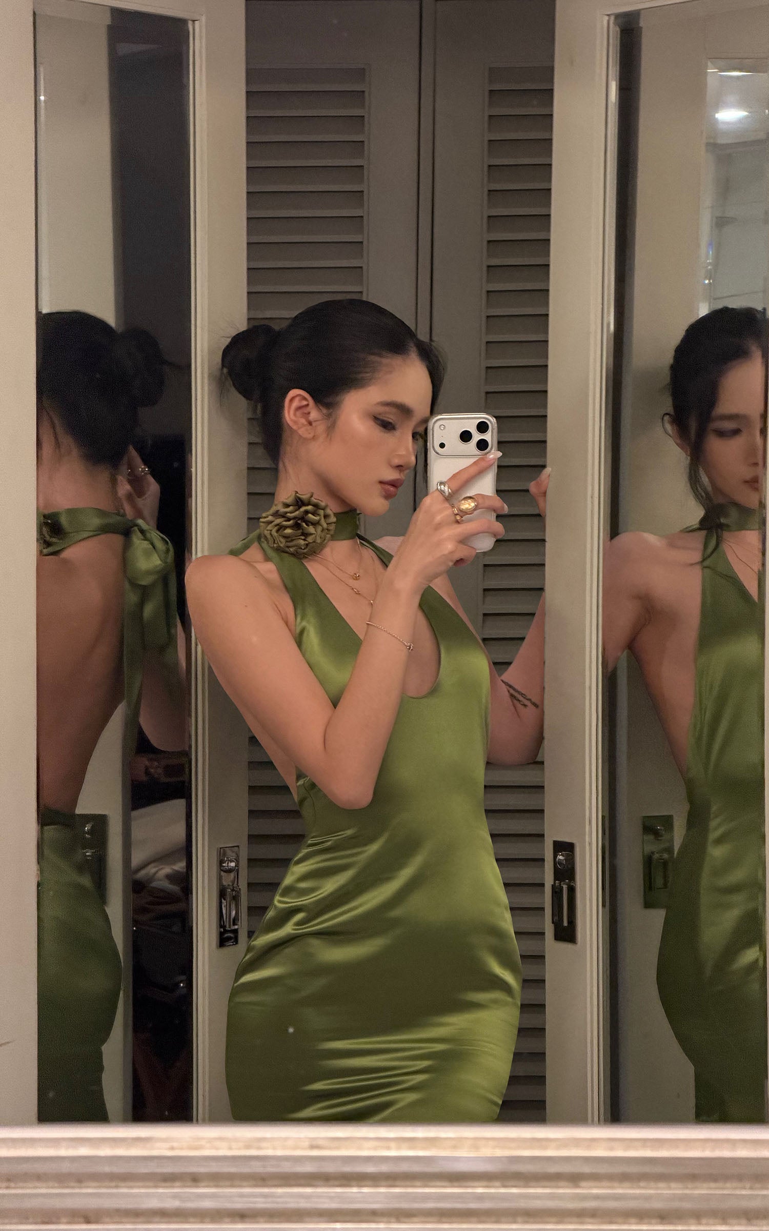 ROVENTE Robe longue dos nu en satin à fleurs