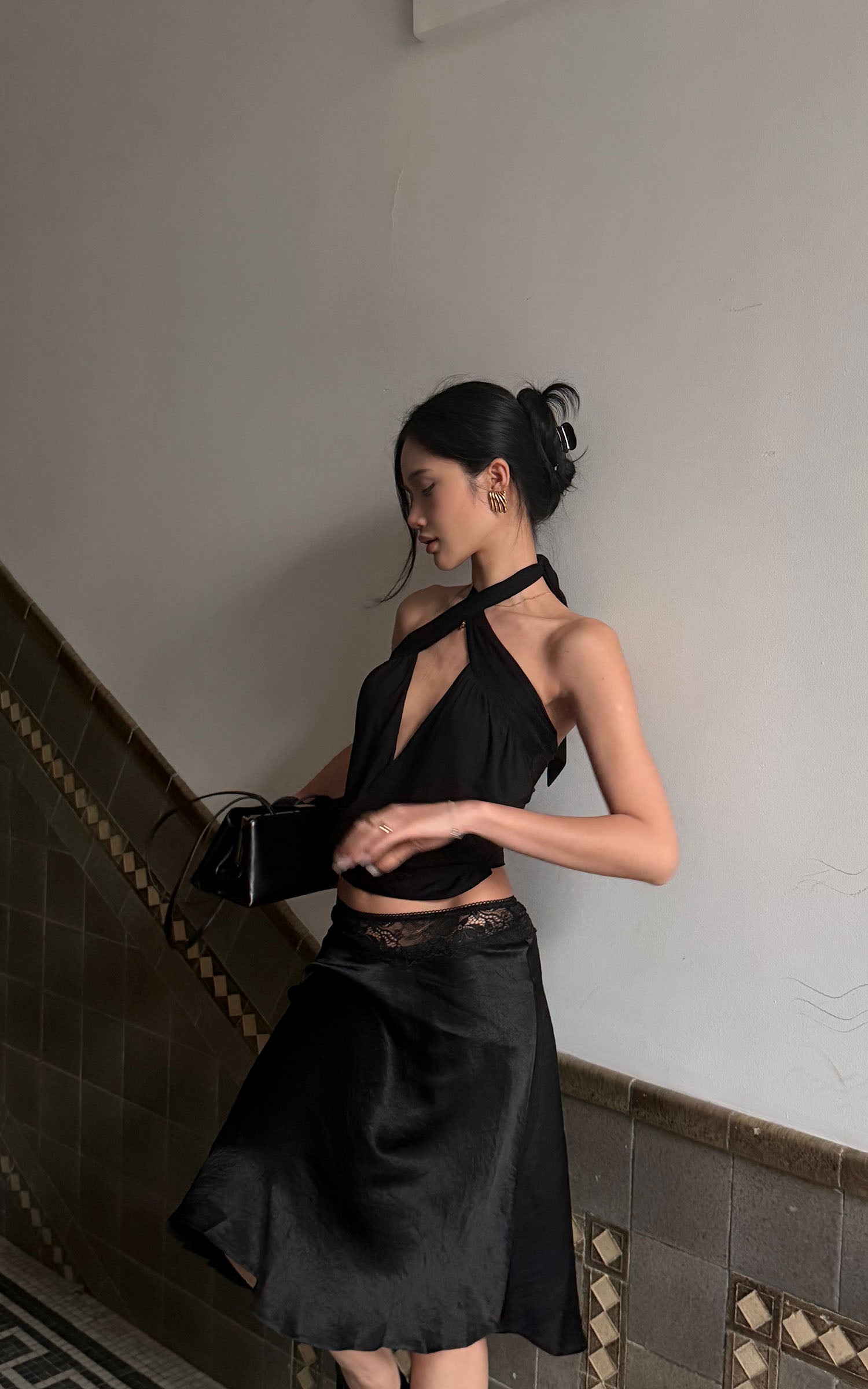 ROVENTE Cross-Neck Draped Halter Top