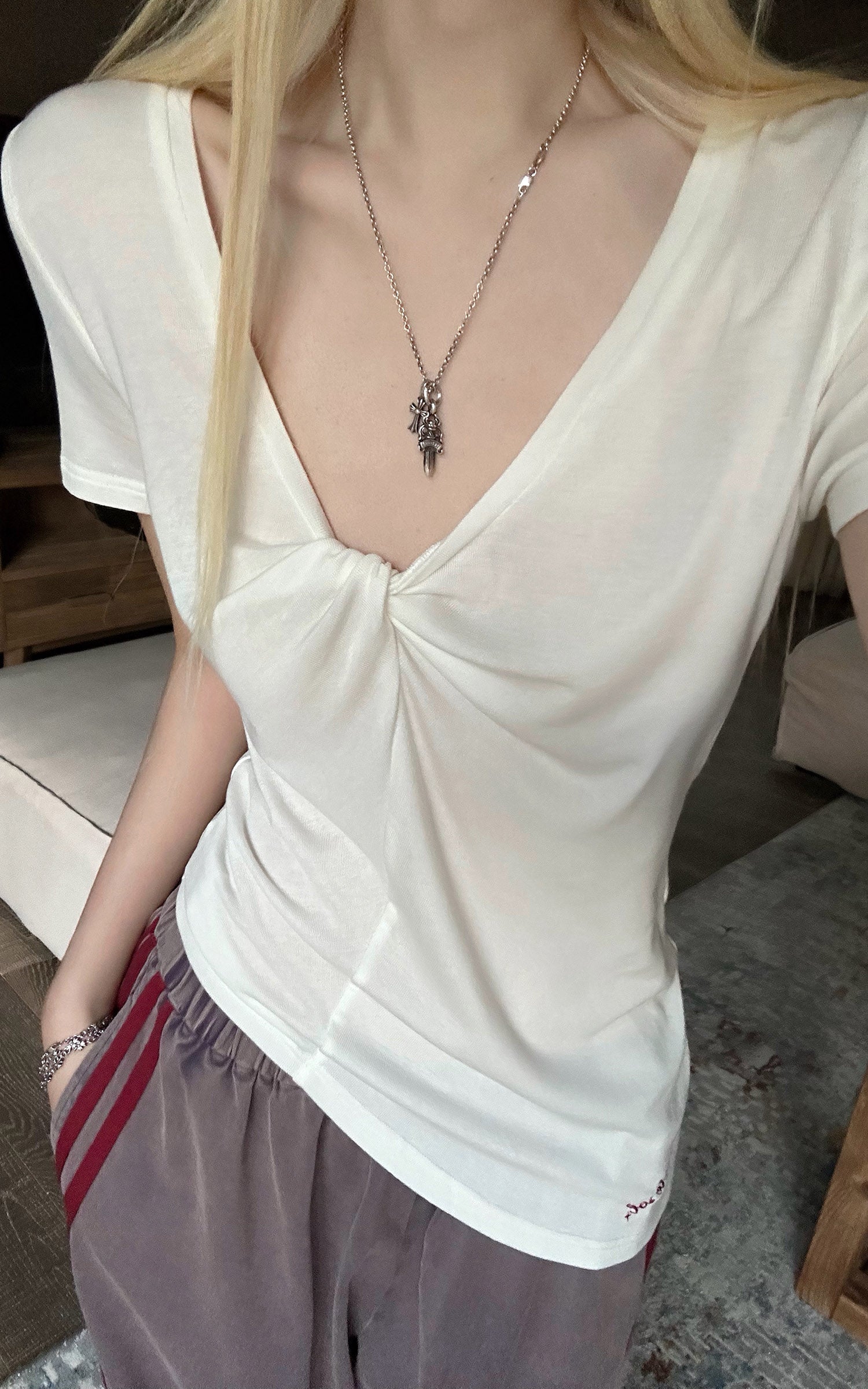 Rase le sol Twisted Deep V Asymmetric Hem Top