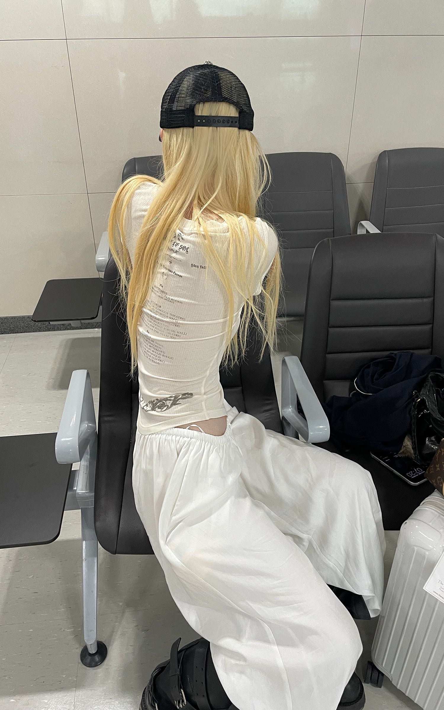 Rase le sol 투어 프린트 비대칭 브이넥 슬림 티셔츠
