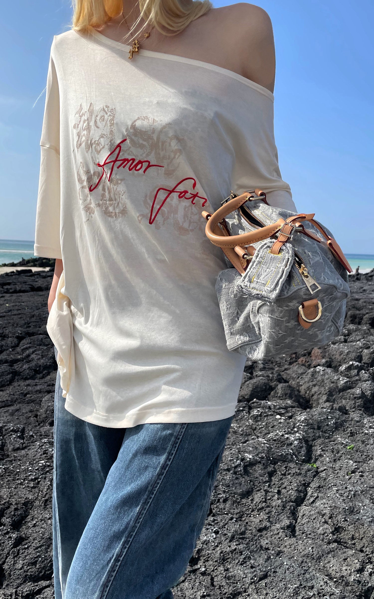 Rase le sol Amor Fati Off-Shoulder Oversized T-Shirt
