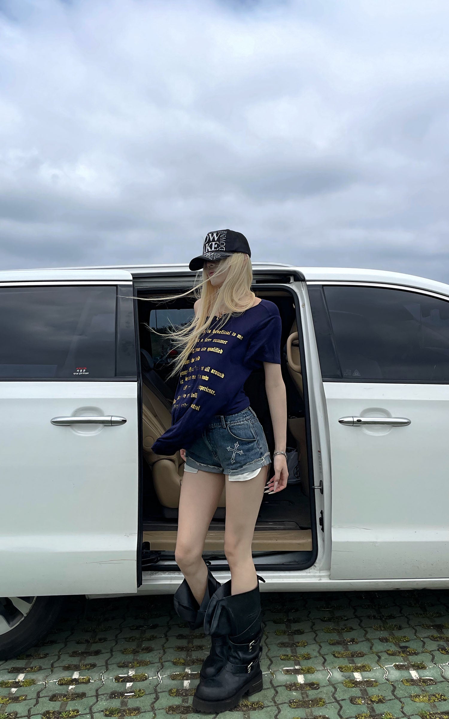 Rase le sol Rhinestone Cross Denim Shorts