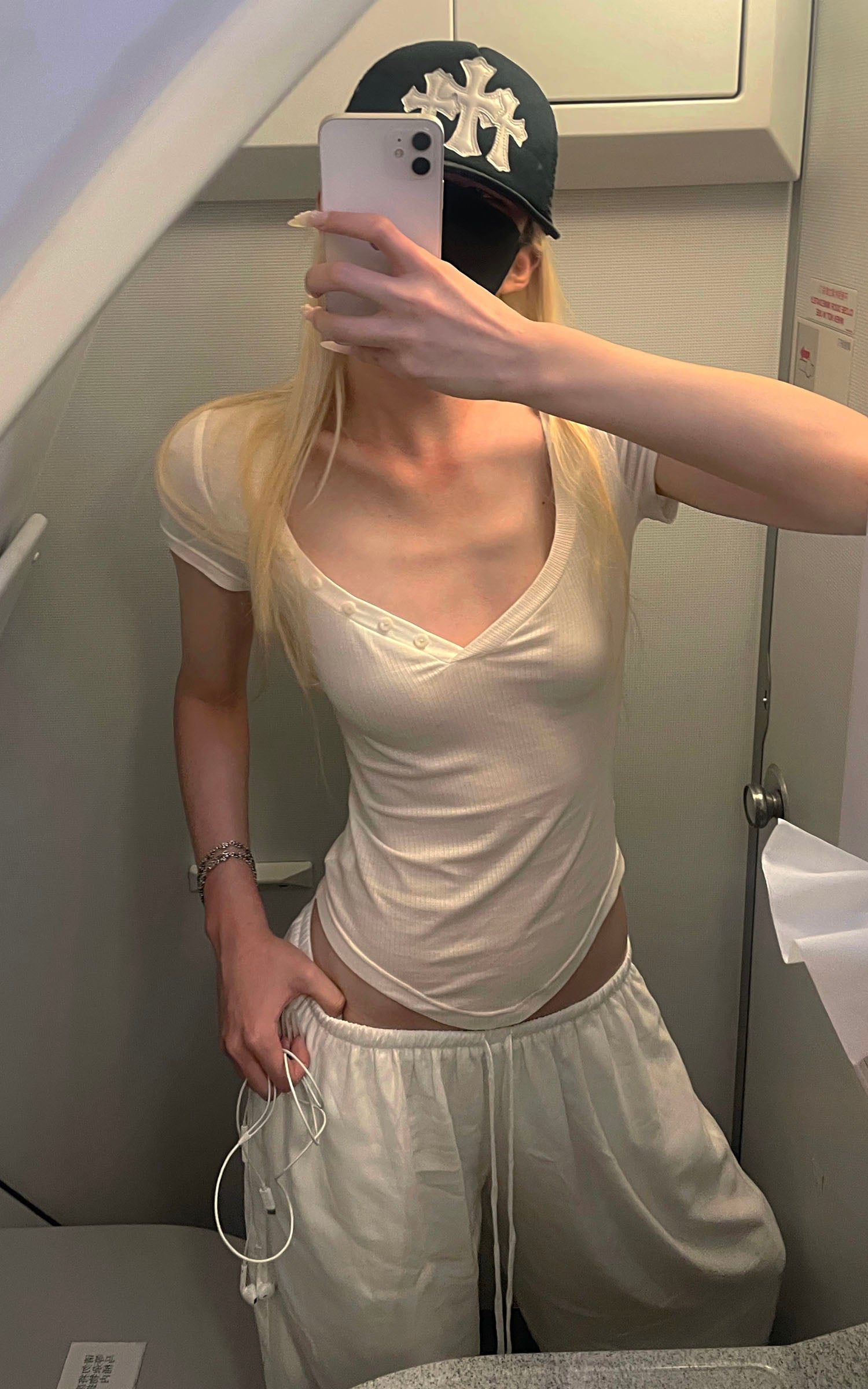 Rase le sol 투어 프린트 비대칭 브이넥 슬림 티셔츠