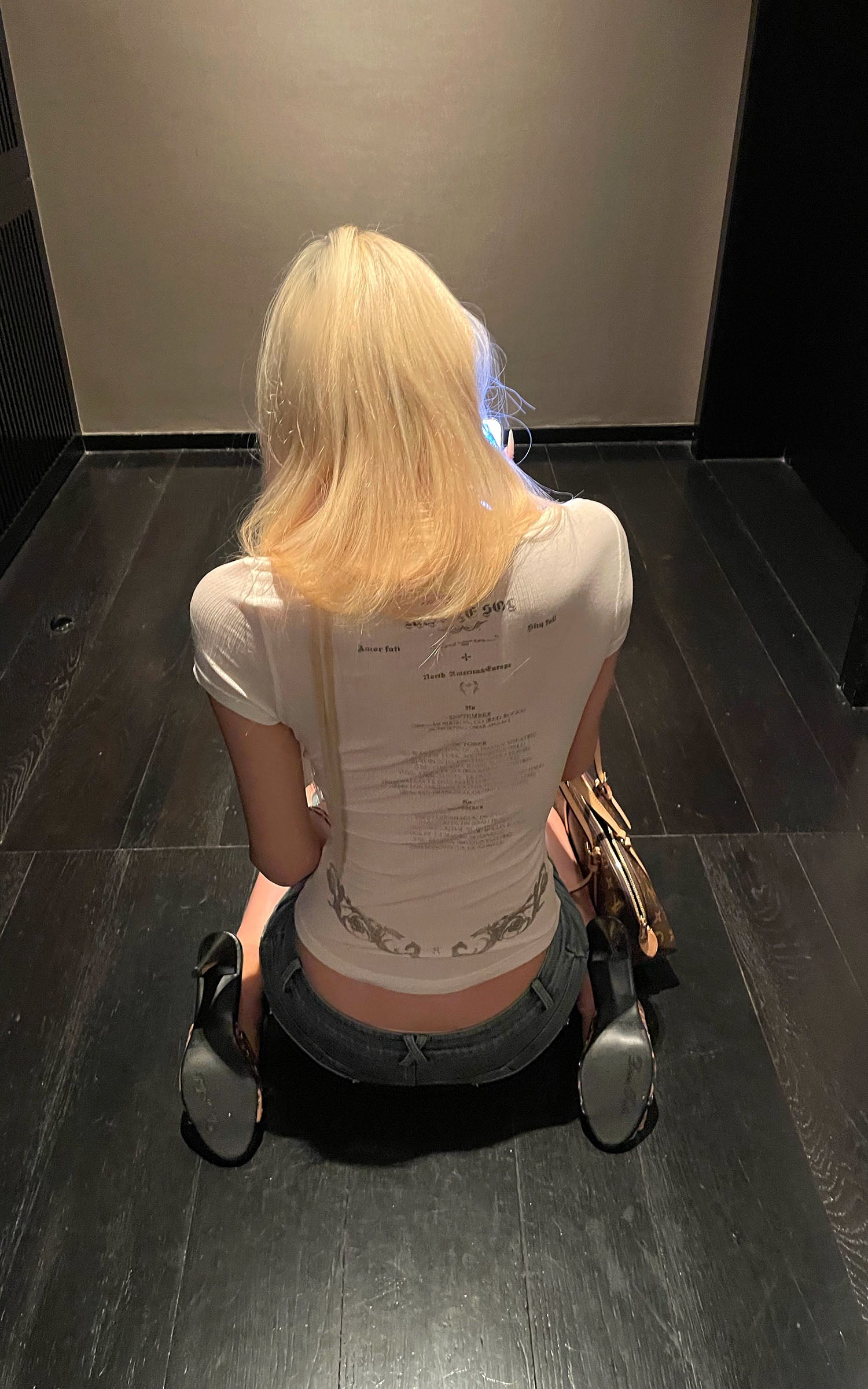 Rase le sol 투어 프린트 비대칭 브이넥 슬림 티셔츠