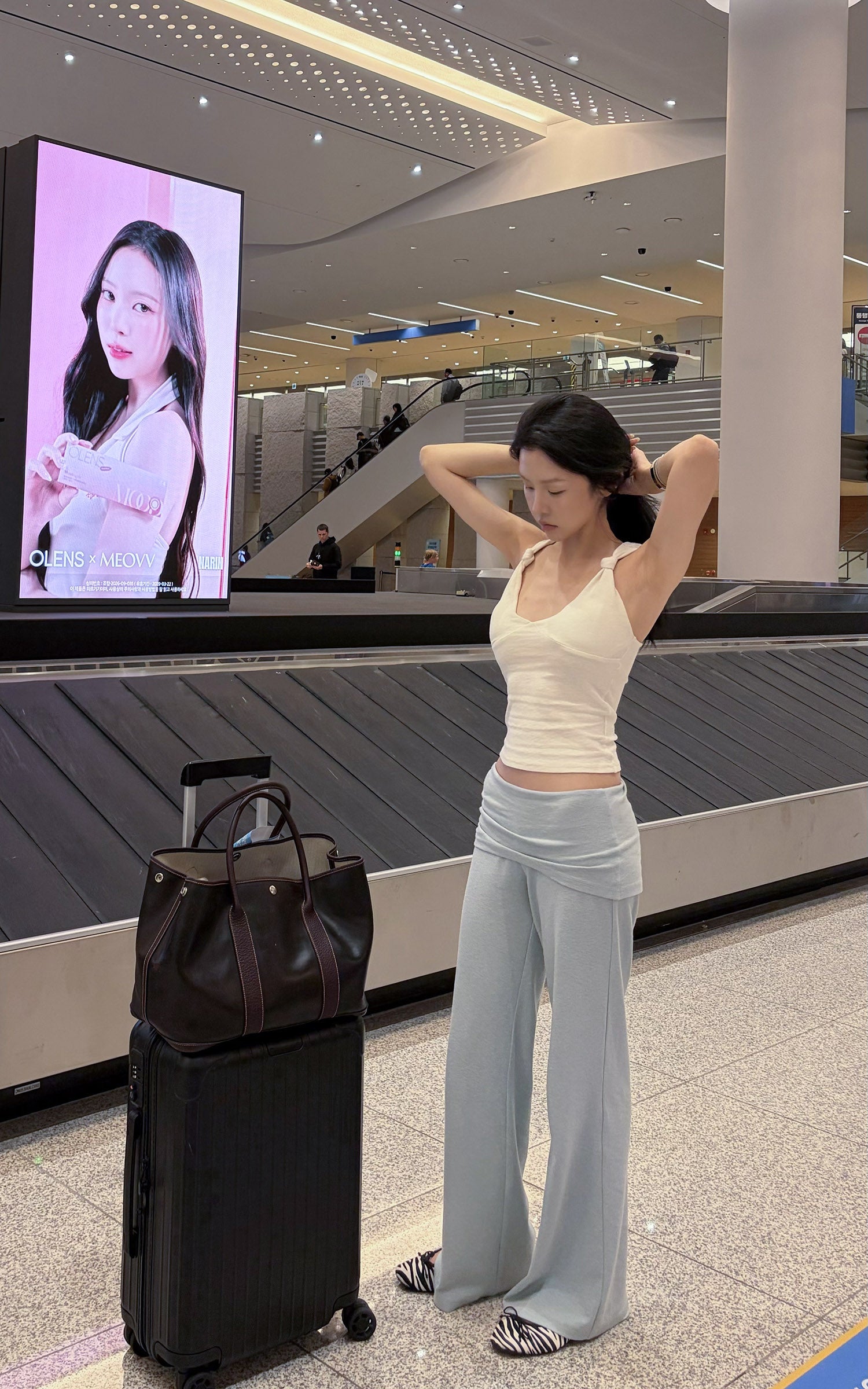 Hydrae 結び目ストラップのルーシュVネックレーサーバックタンクトップ