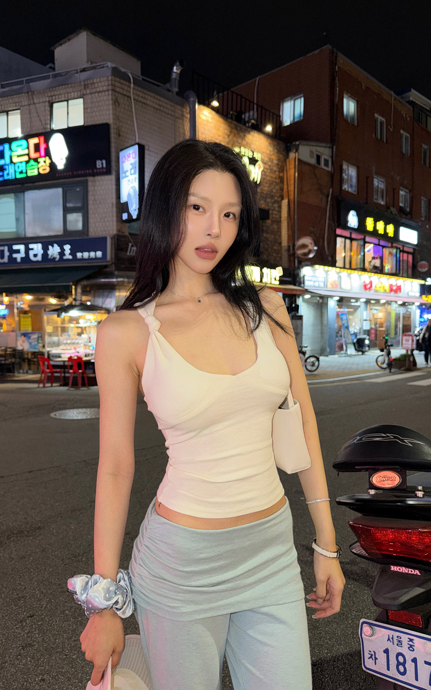 Hydrae 結び目ストラップのルーシュVネックレーサーバックタンクトップ