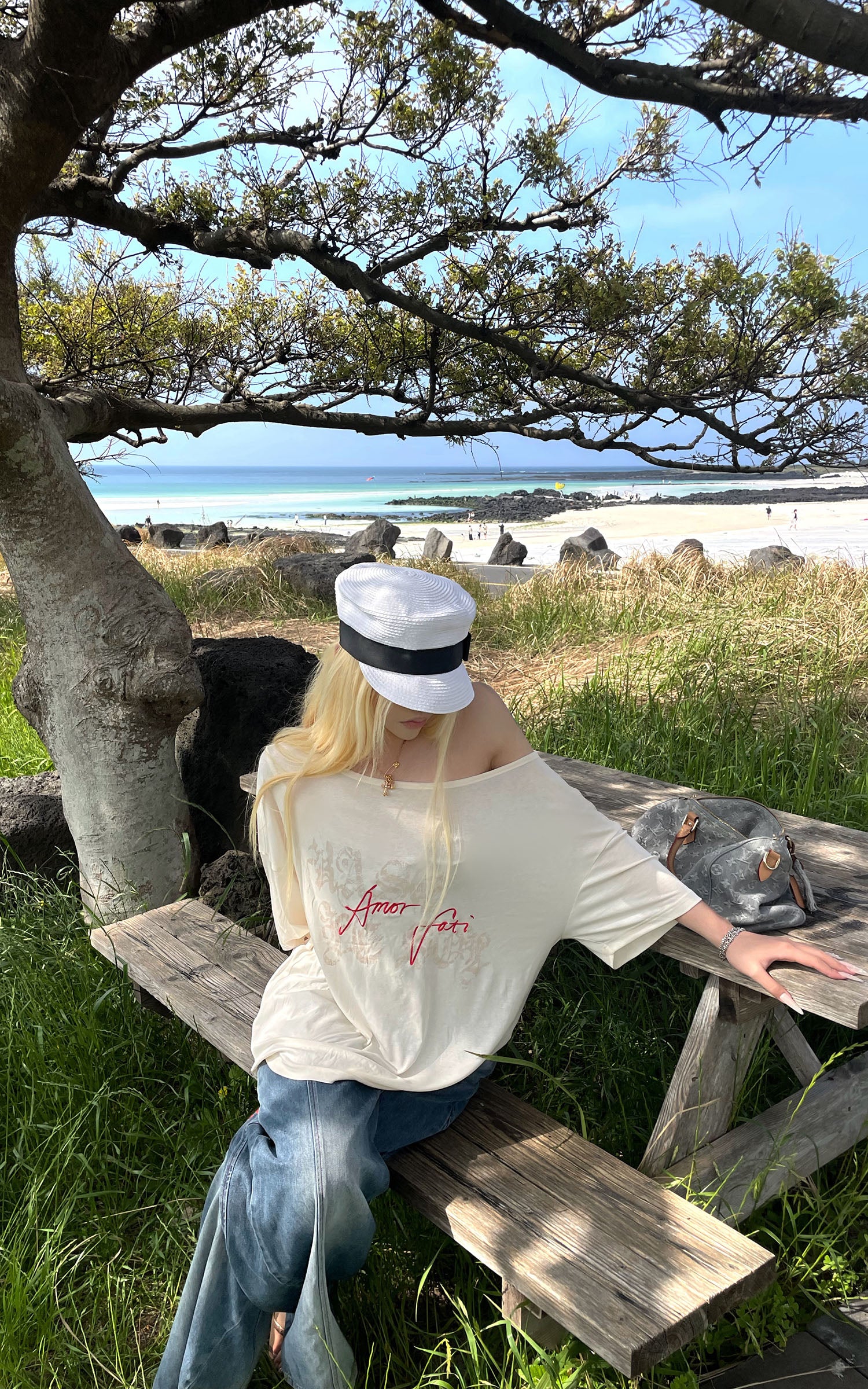 Rase le sol Amor Fati Off-Shoulder Oversized T-Shirt