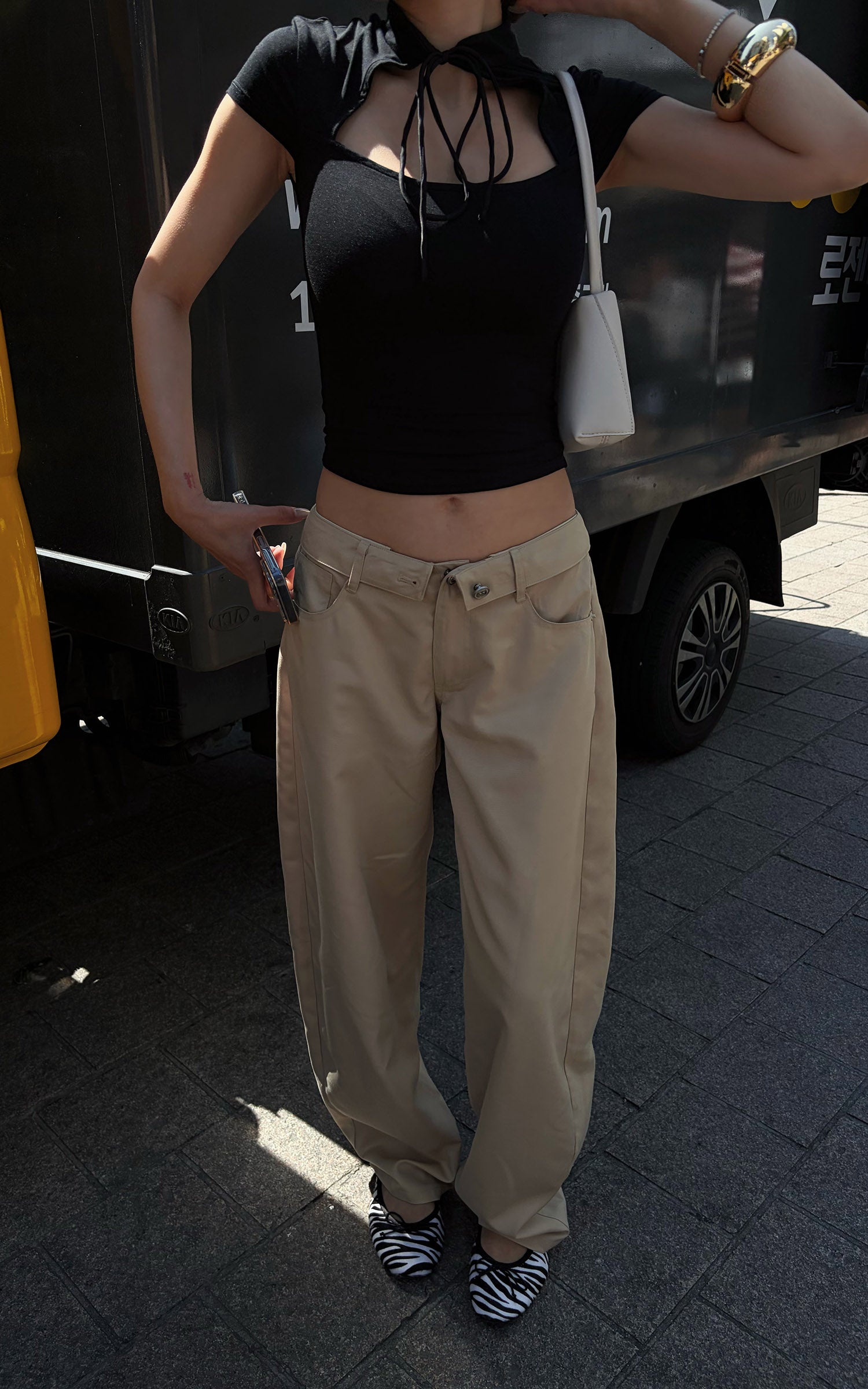 Hydrae 넥타이 컷아웃 슬림 반소매 탑