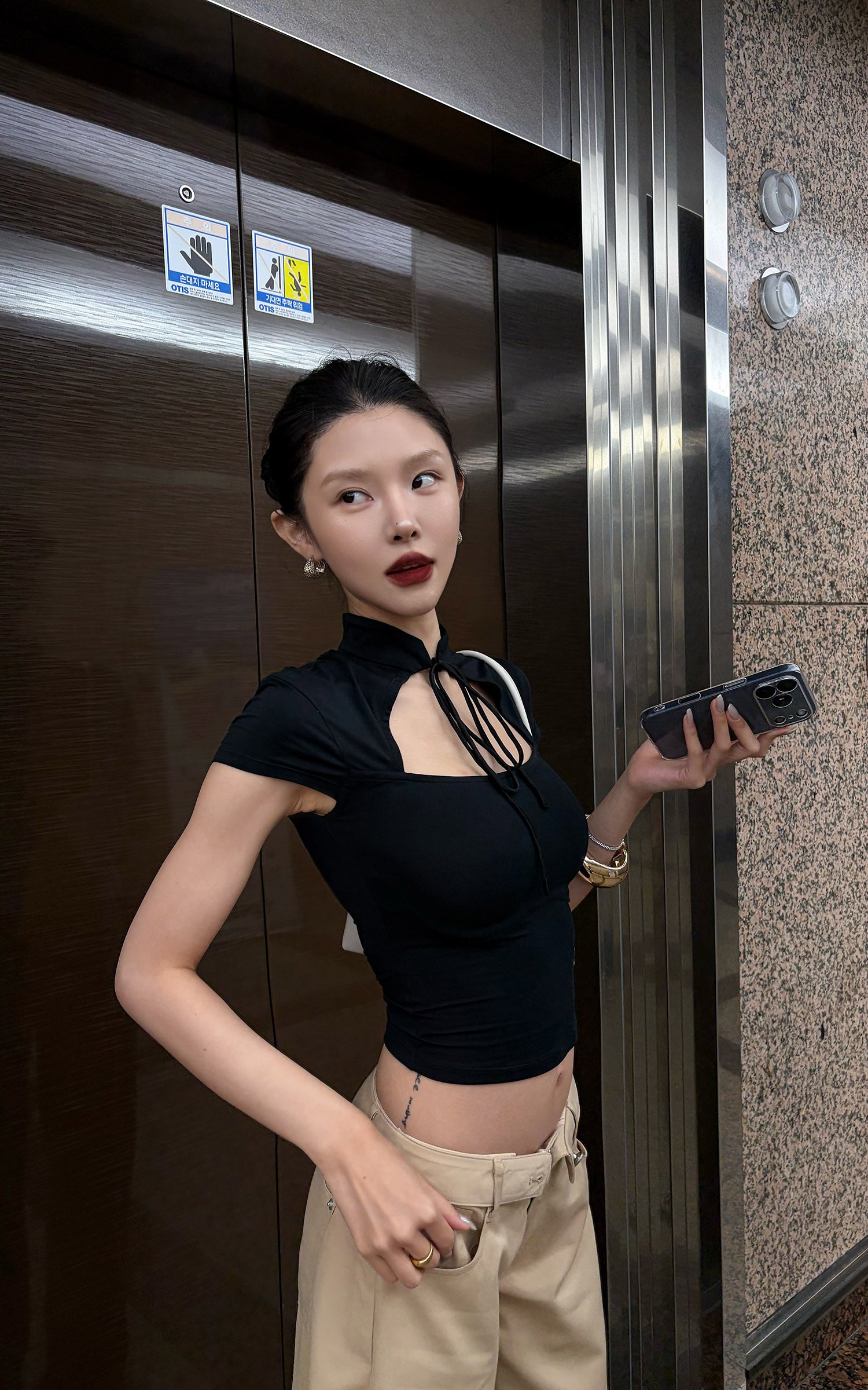 Hydrae 넥타이 컷아웃 슬림 반소매 탑