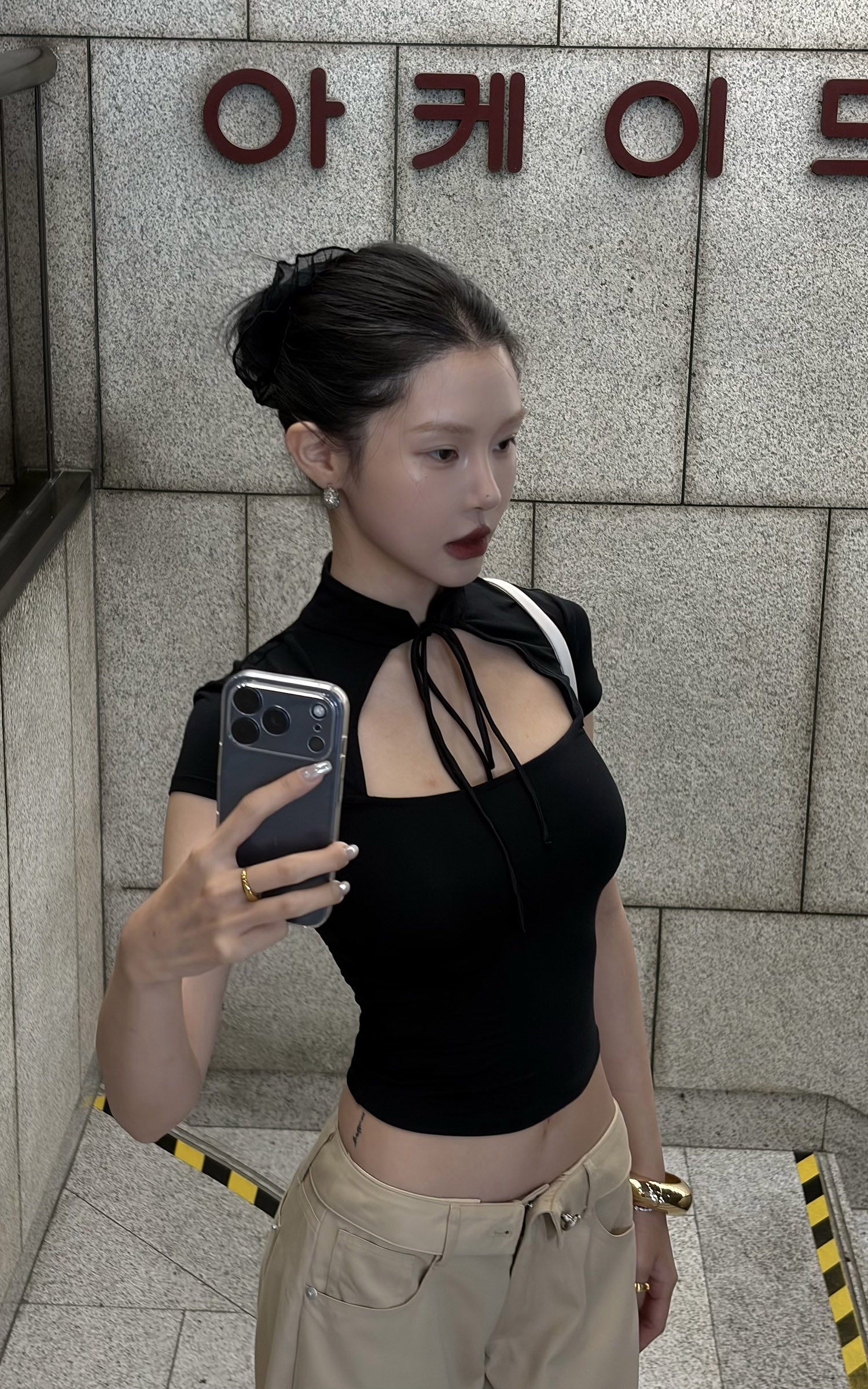 Hydrae 넥타이 컷아웃 슬림 반소매 탑
