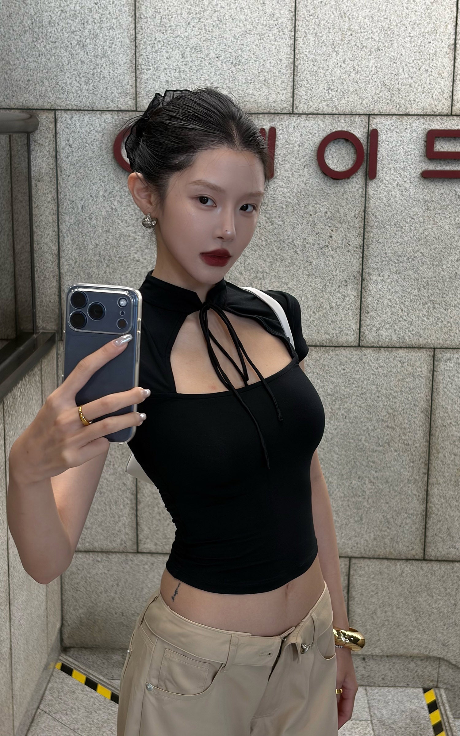 Hydrae 넥타이 컷아웃 슬림 반소매 탑