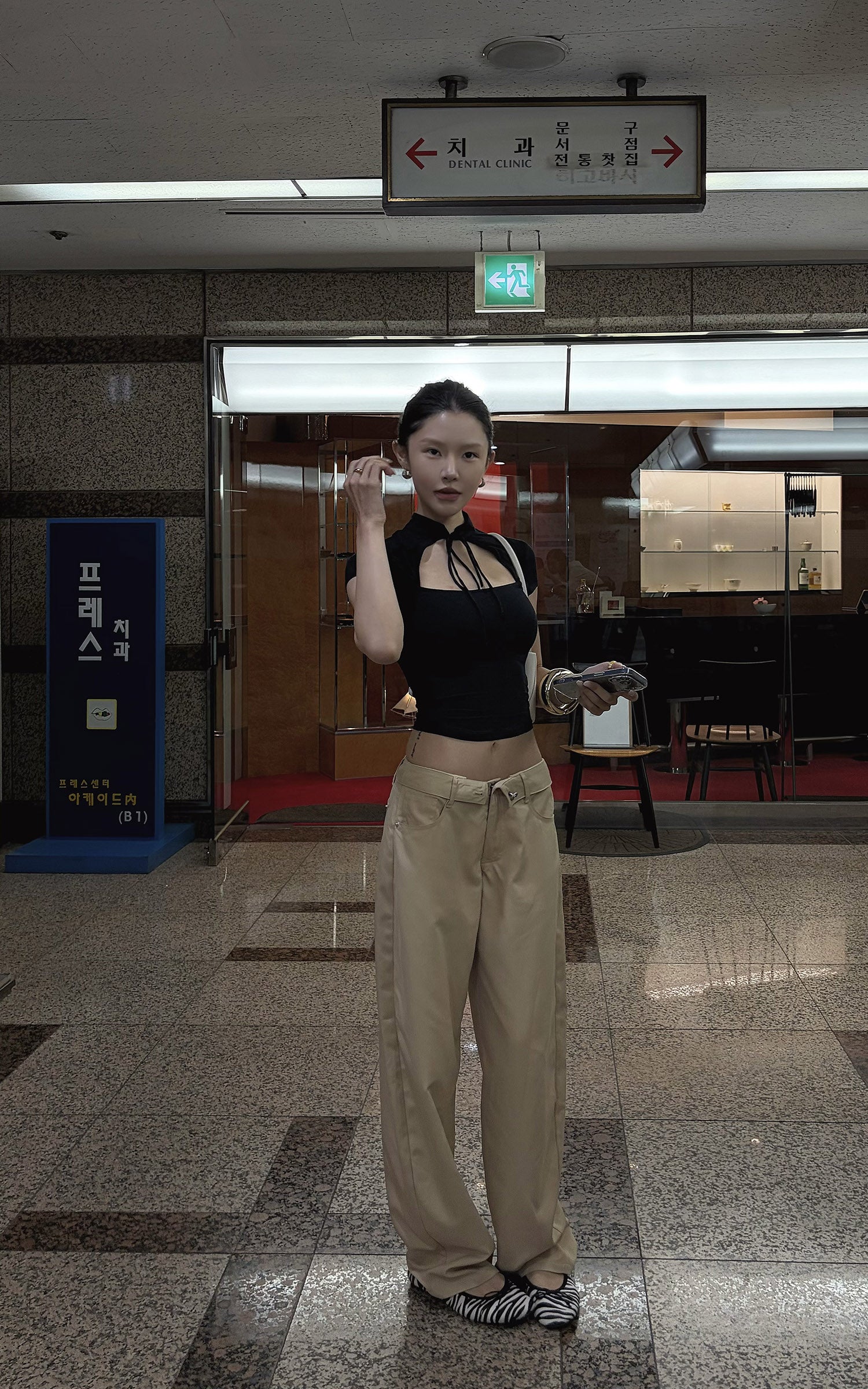 Hydrae 넥타이 컷아웃 슬림 반소매 탑