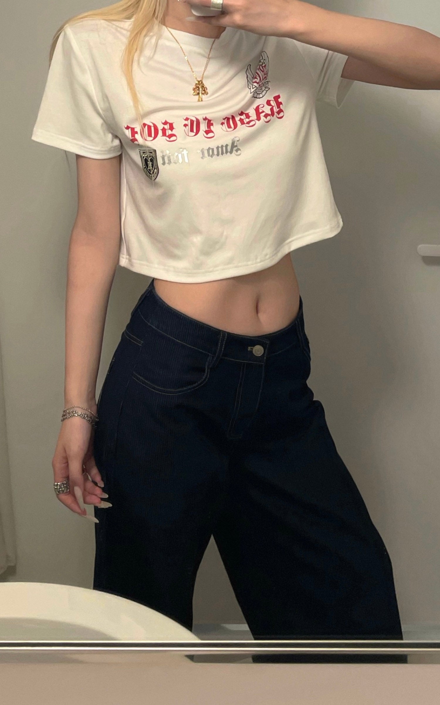 Rase le sol Amor Fati Cropped Graphic T-Shirt