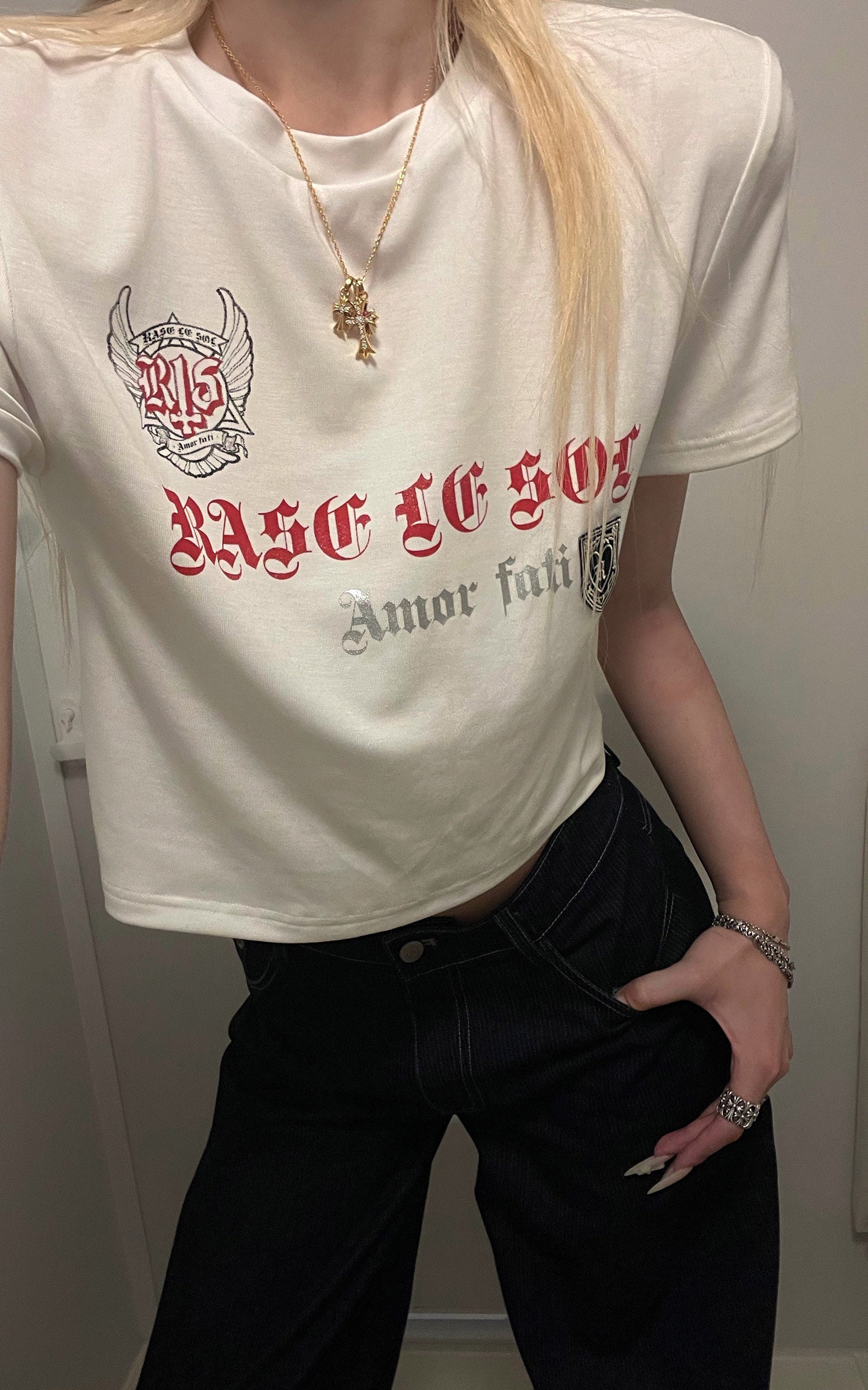 Rase le sol Amor Fati Cropped Graphic T-Shirt