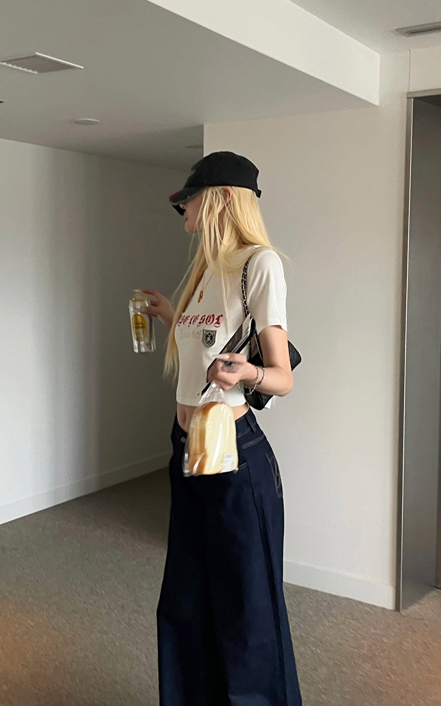 Rase le sol Amor Fati Cropped Graphic T-Shirt