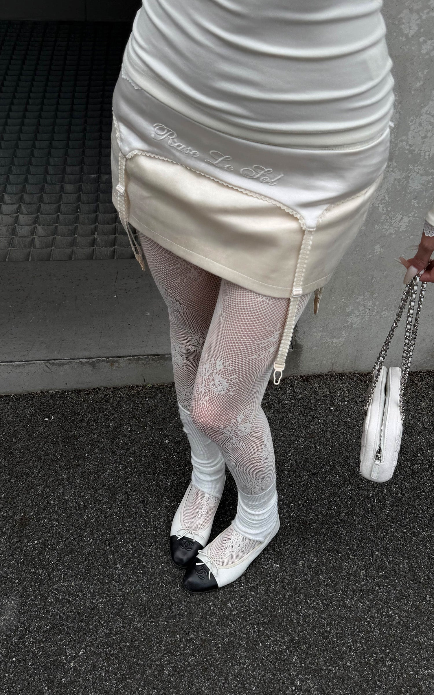 Rase le sol Embroidered Waist Garter Satin Mini Skirt