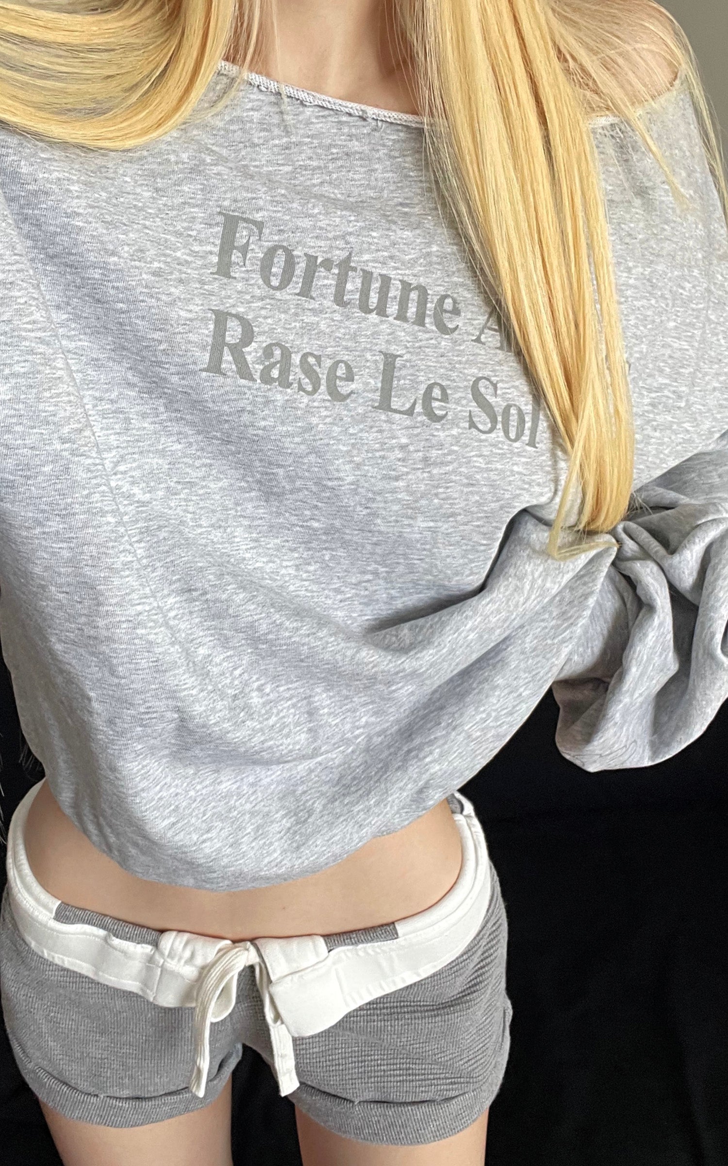 Rase le sol Fortune Arrives Raw Edge Off-Shoulder Oversized Long Sleeve Sweatshirt