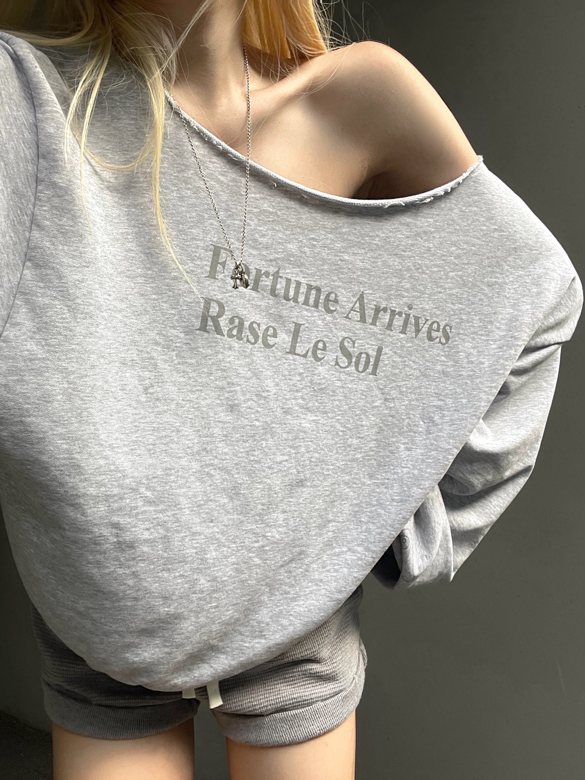 Rase le sol Fortune Arrives Raw Edge Off-Shoulder Oversized Long Sleeve Sweatshirt