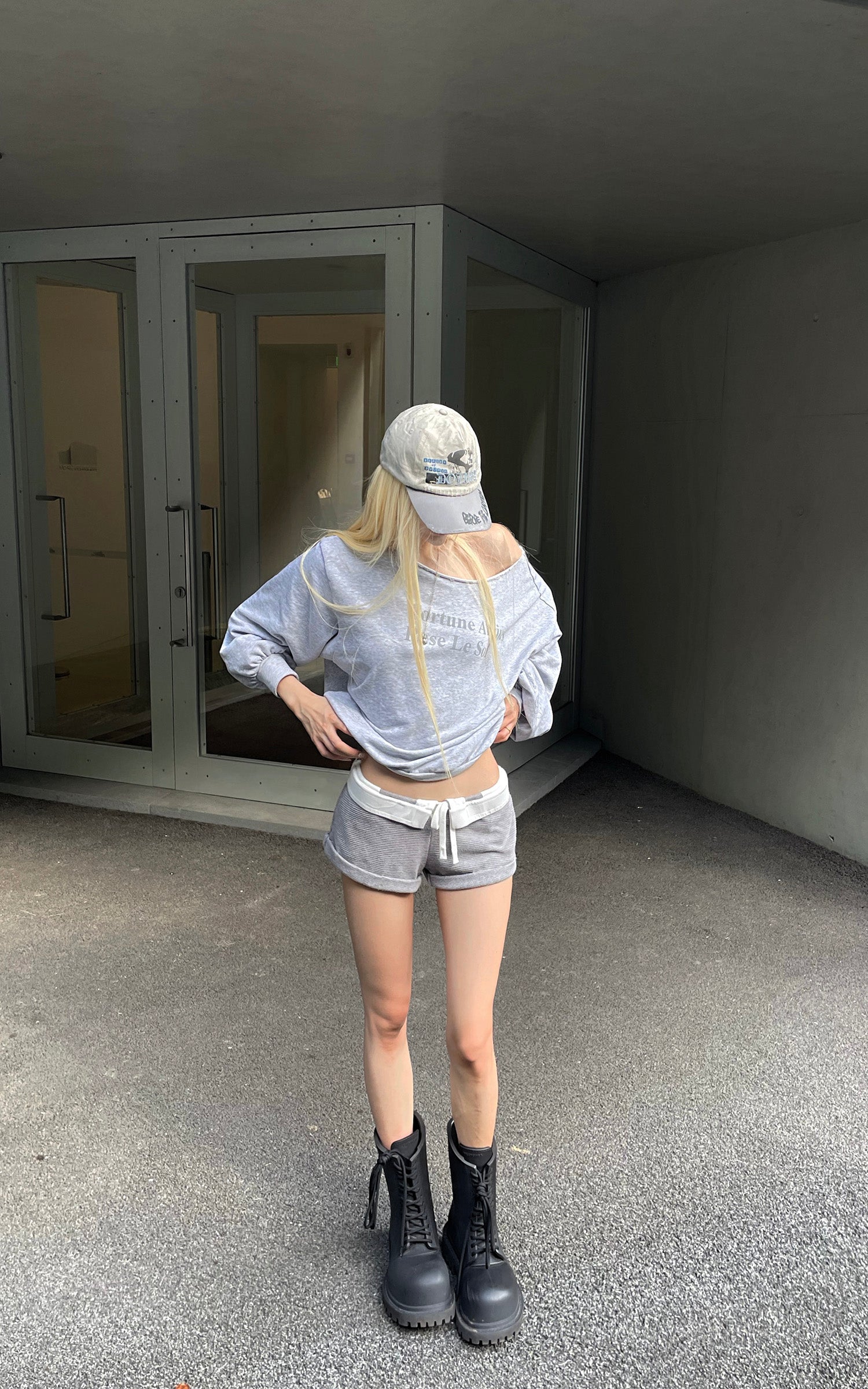 Rase le sol Fortune Arrives Raw Edge Off-Shoulder Oversized Long Sleeve Sweatshirt