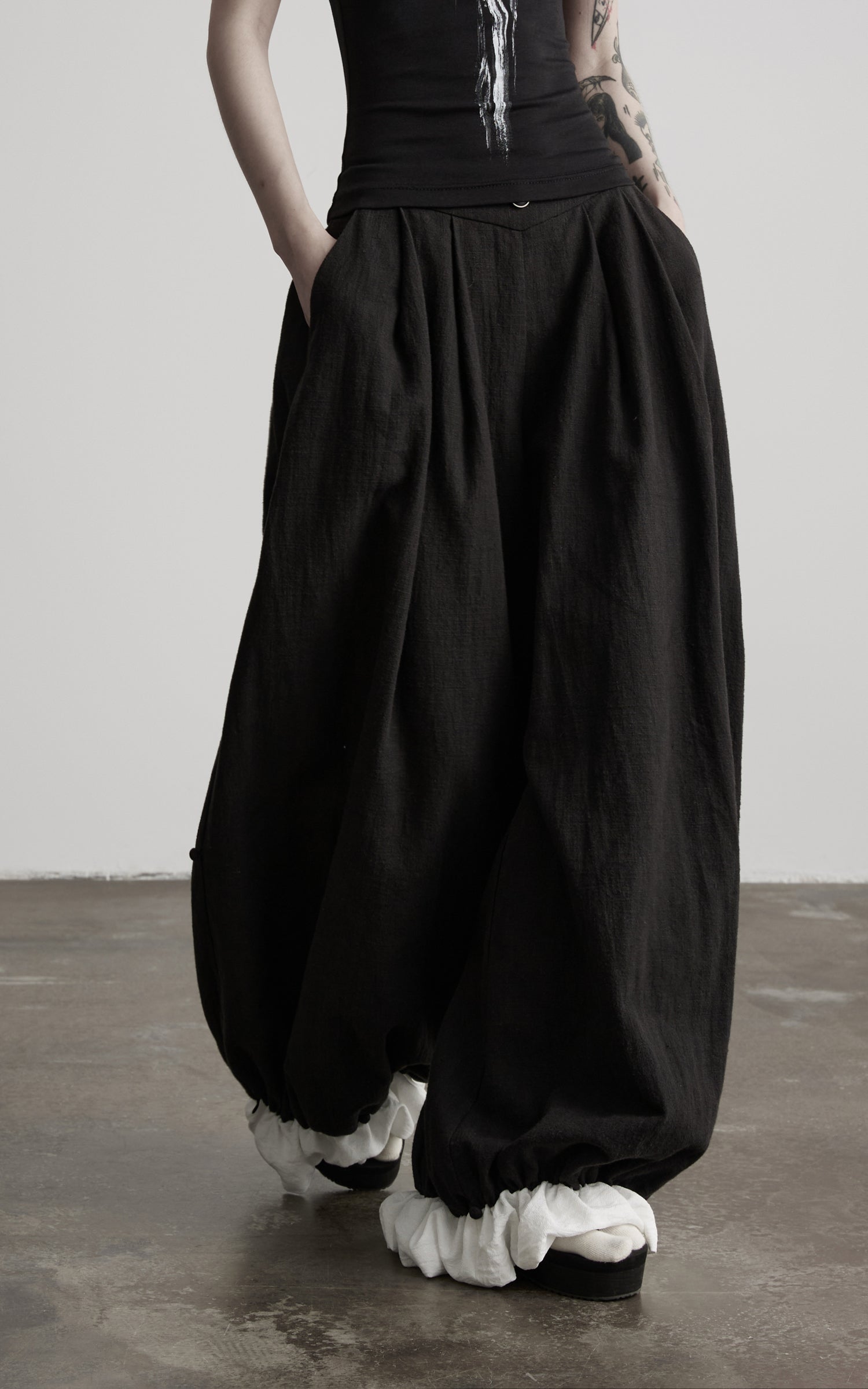 DOINDULGE Low-Rise Pleated Wide-Leg Balloon Pants
