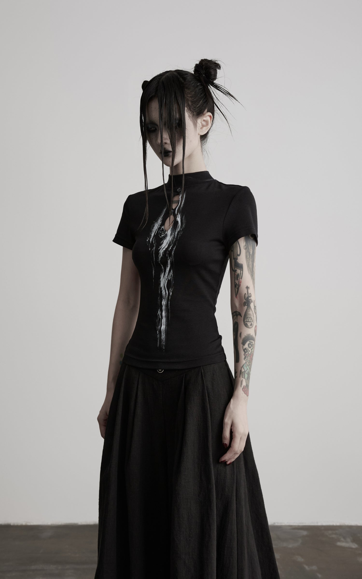 DOINDULGE Mock Neck Keyhole Fitted T-Shirt
