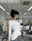 WARDEN EDGE Script Graphic Long Sleeve Top