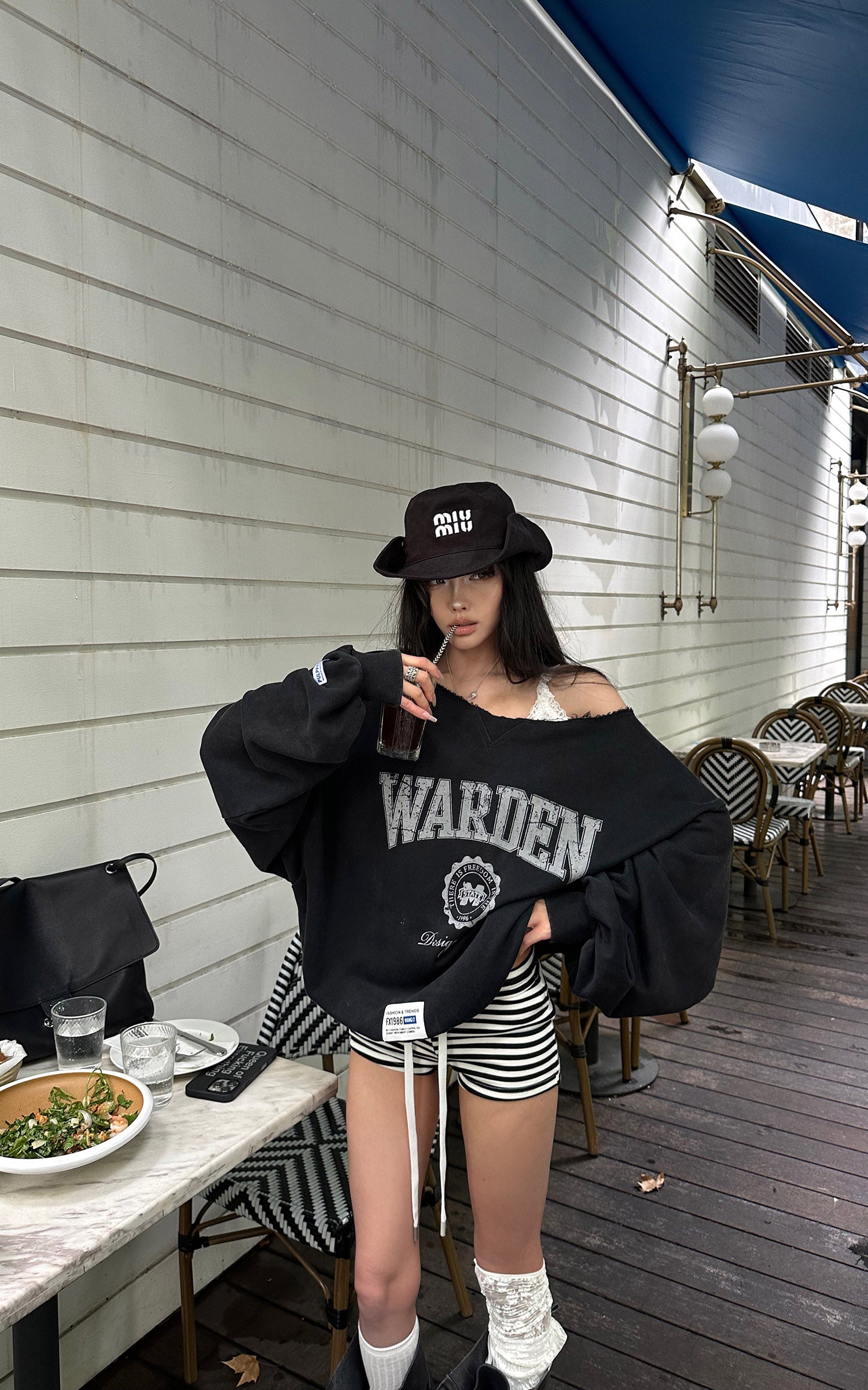 WARDEN EDGE Sweat-shirt surdimensionné à col large avec graphique universitaire usé