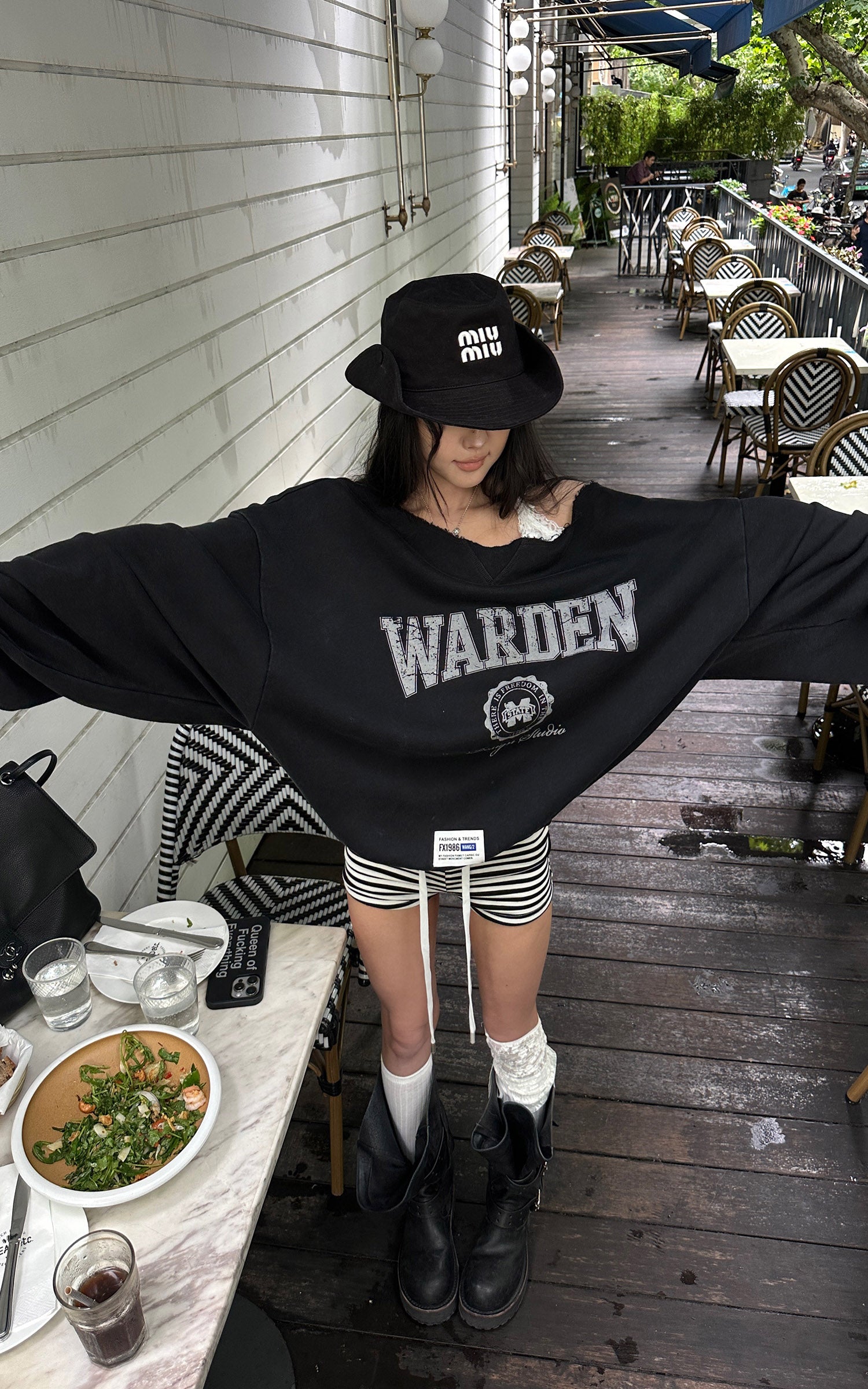 WARDEN EDGE Sweat-shirt surdimensionné à col large avec graphique universitaire usé