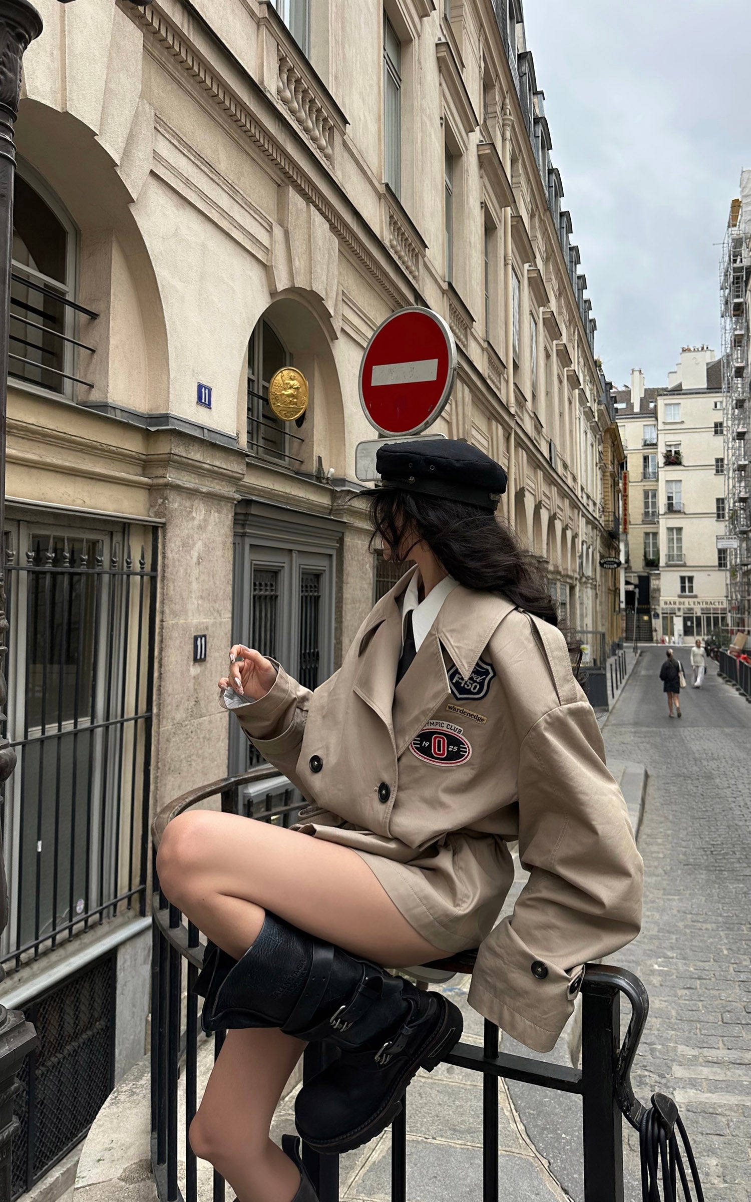 WARDEN EDGE Manteau trench ceinturé à écusson universitaire