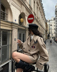 WARDEN EDGE Manteau trench ceinturé à écusson universitaire