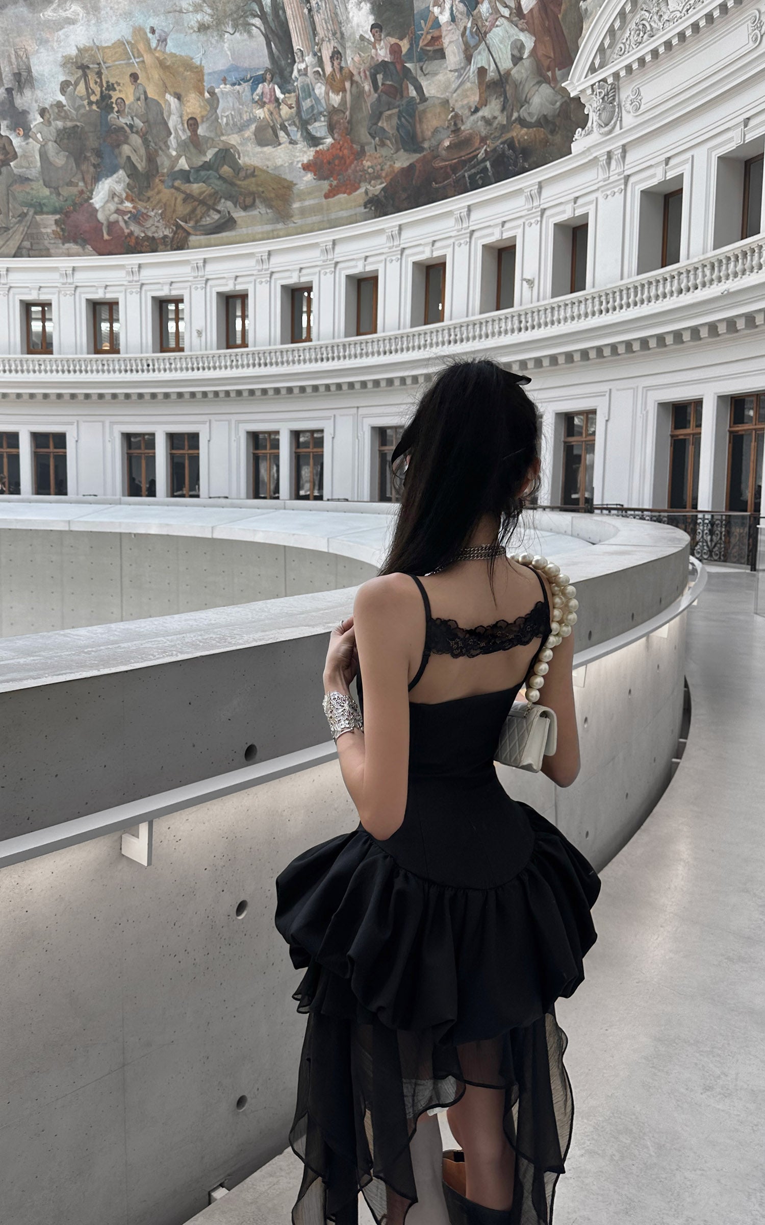 WARDEN EDGE Robe à volants asymétrique avec dentelle