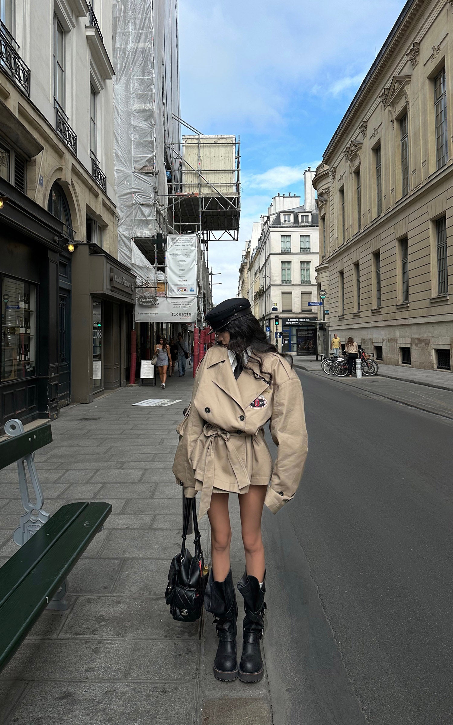 WARDEN EDGE Manteau trench ceinturé à écusson universitaire