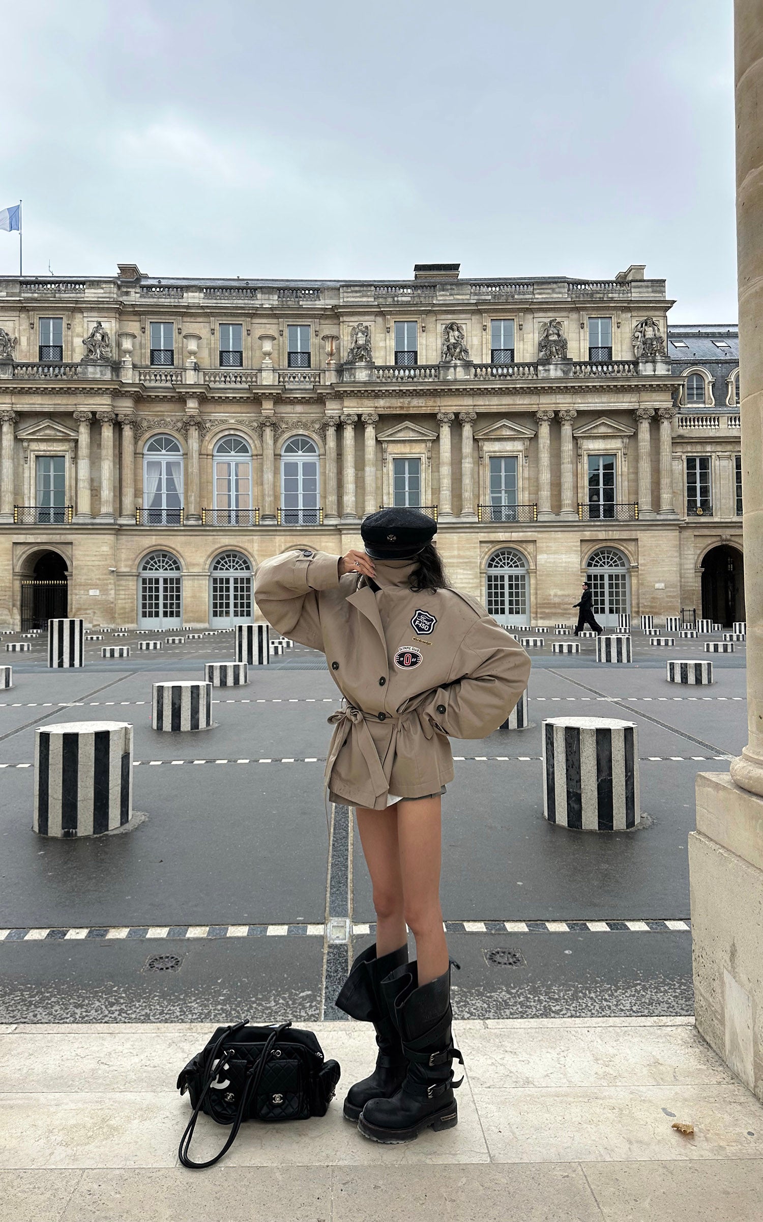 WARDEN EDGE Manteau trench ceinturé à écusson universitaire