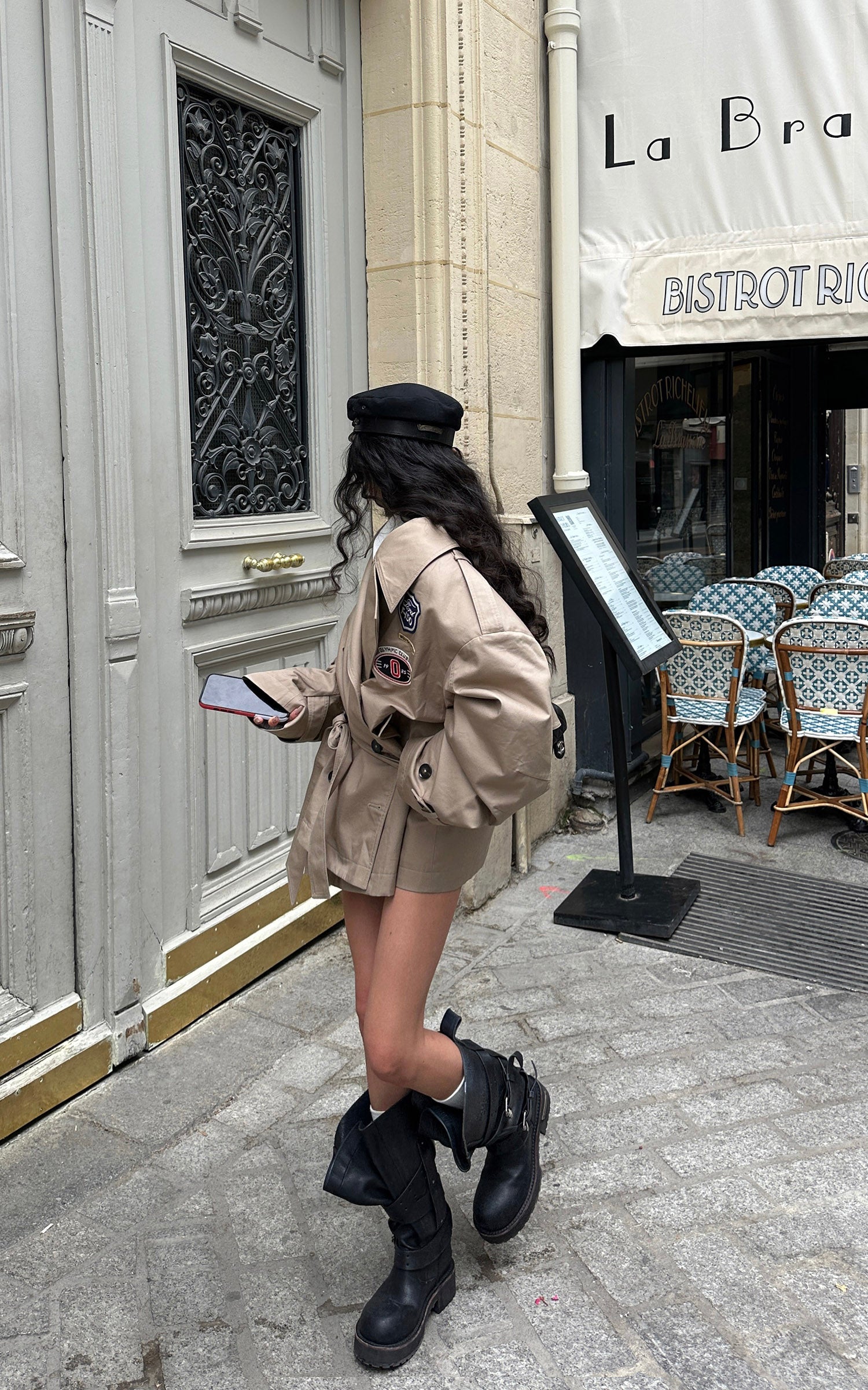 WARDEN EDGE Manteau trench ceinturé à écusson universitaire